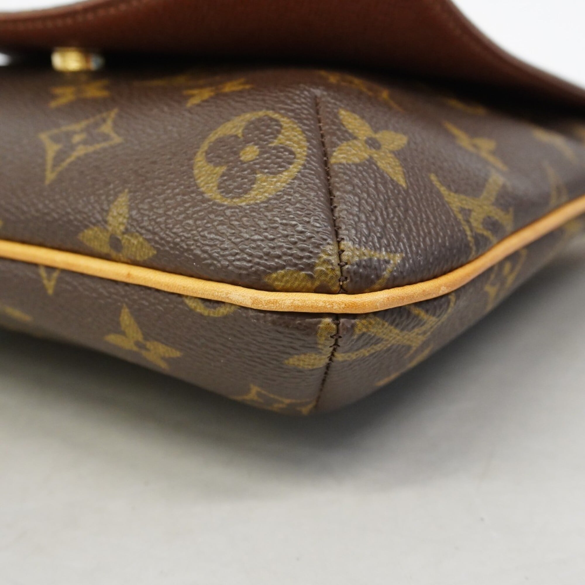 Louis Vuitton Brown Shoulder Bag (Pre-Owned)