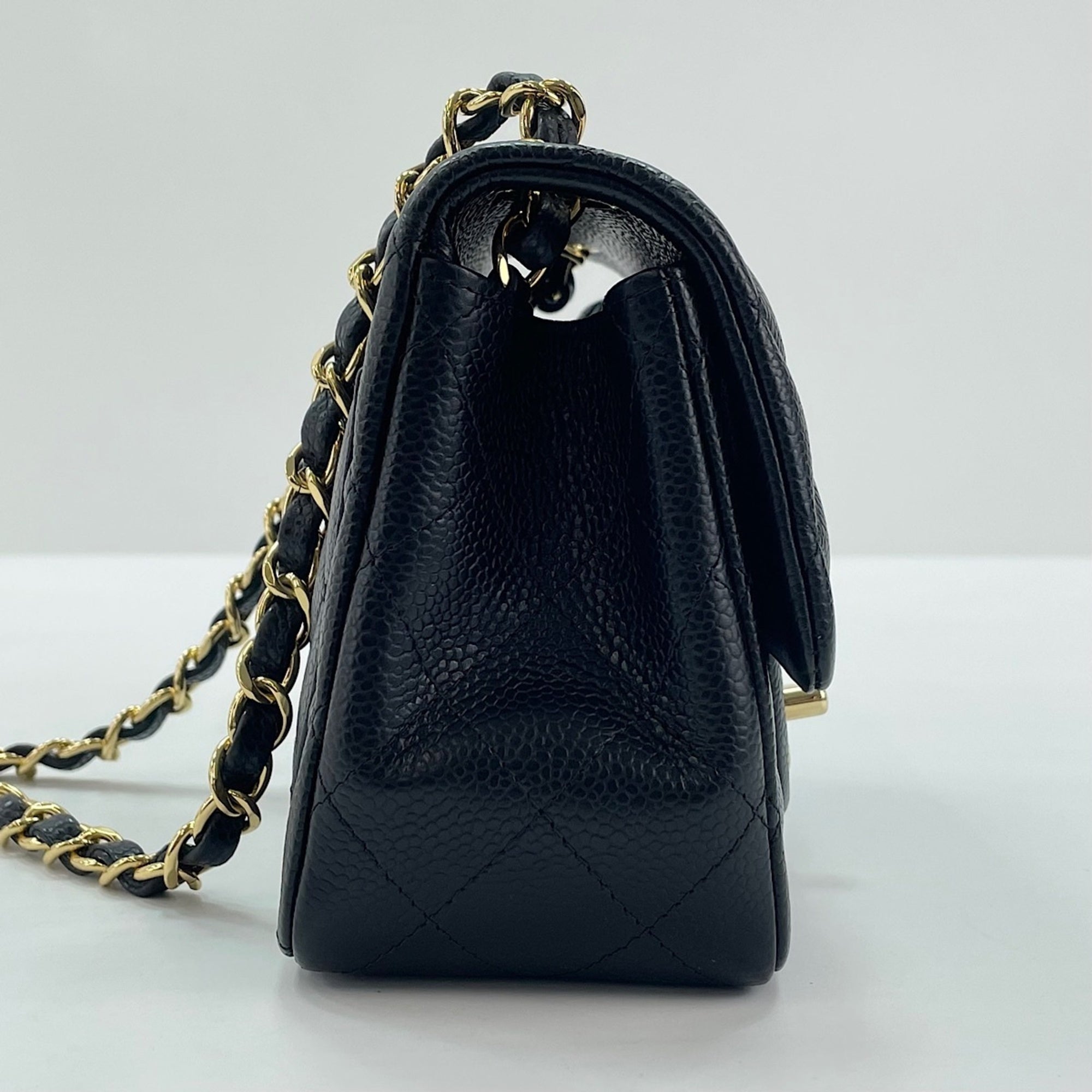 Chanel Black Shoulder Bag (Pre-Owned)
