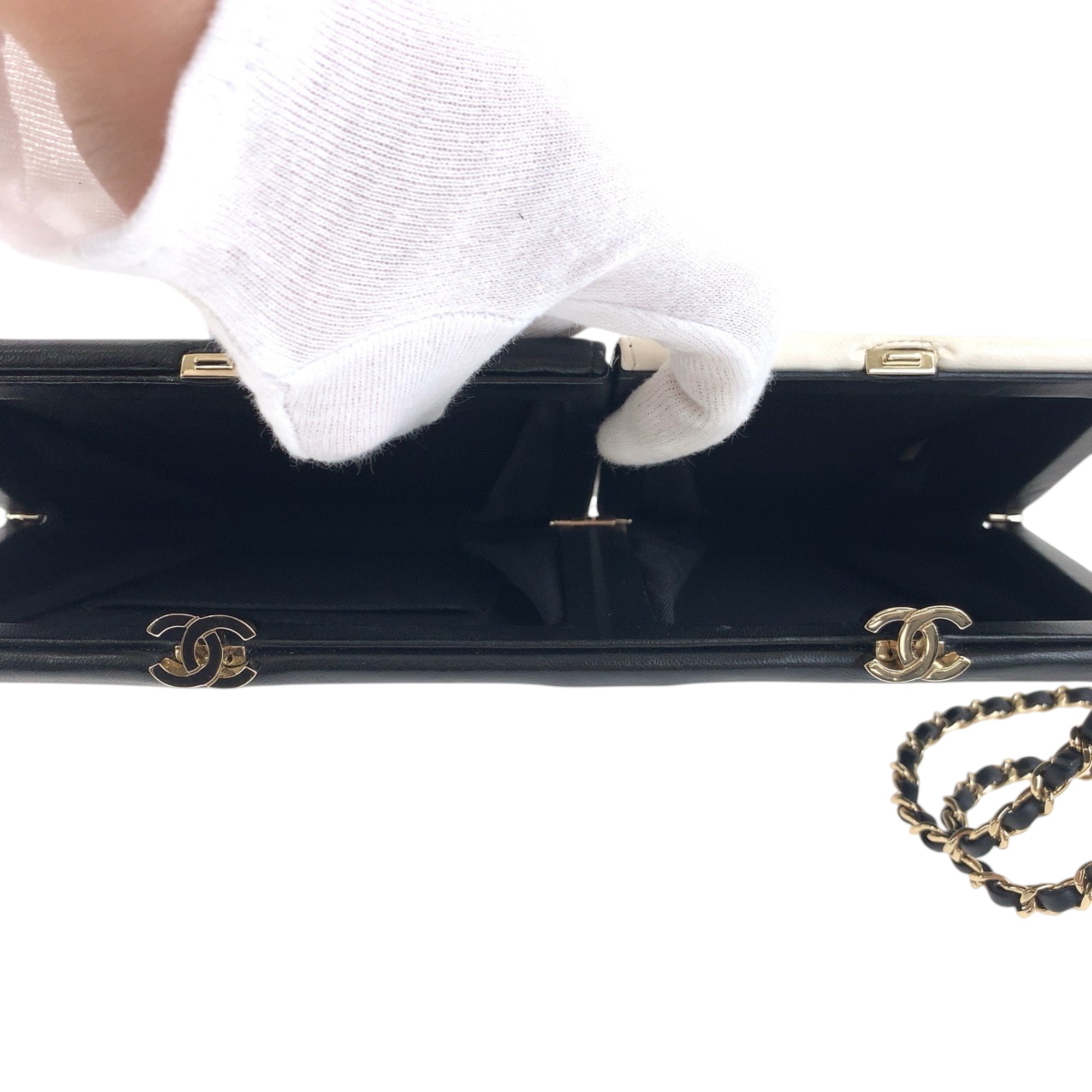 Chanel Black White Leather Clutch Bag (Pre-Owned)
