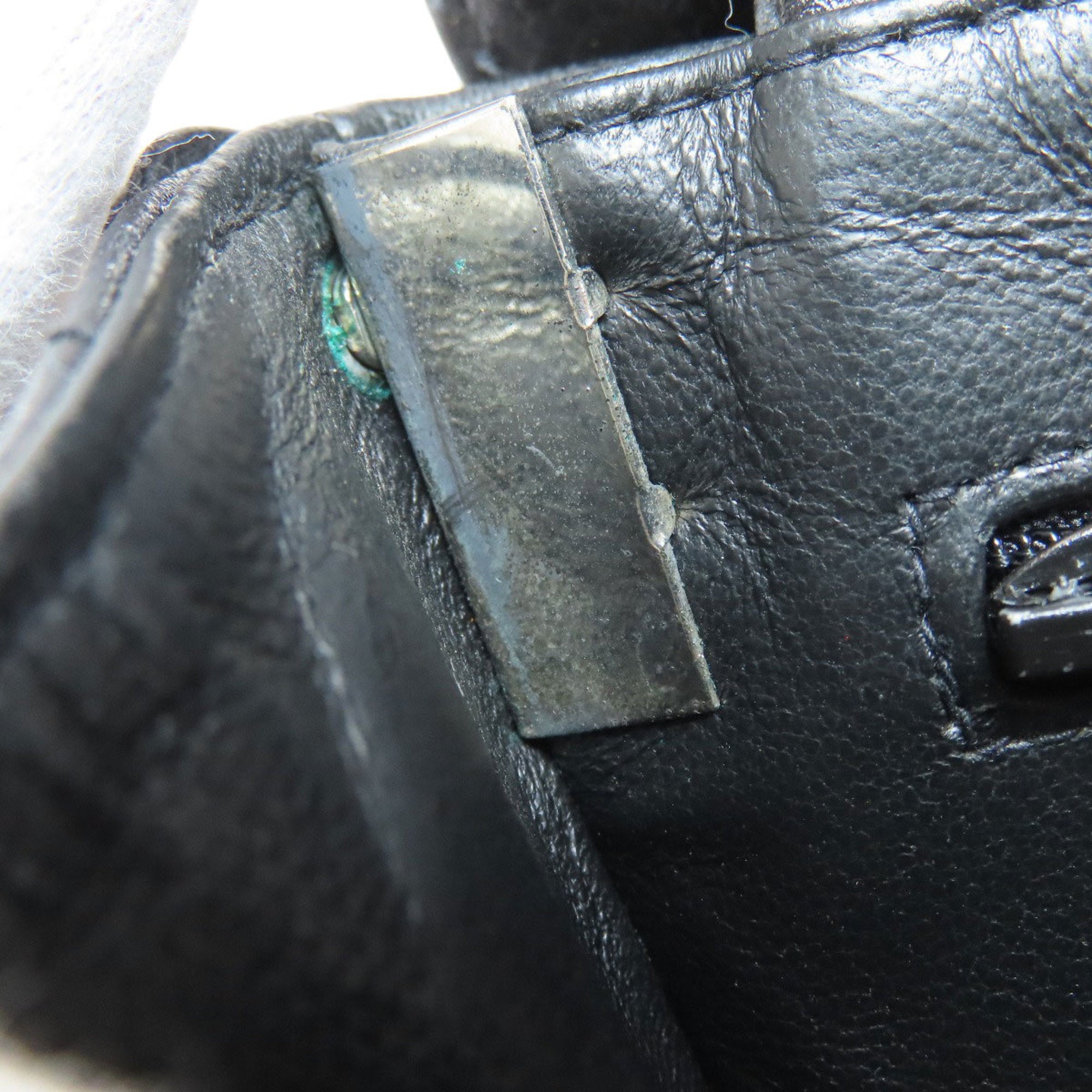 Chanel Black Leather Handbag (Pre-Owned)