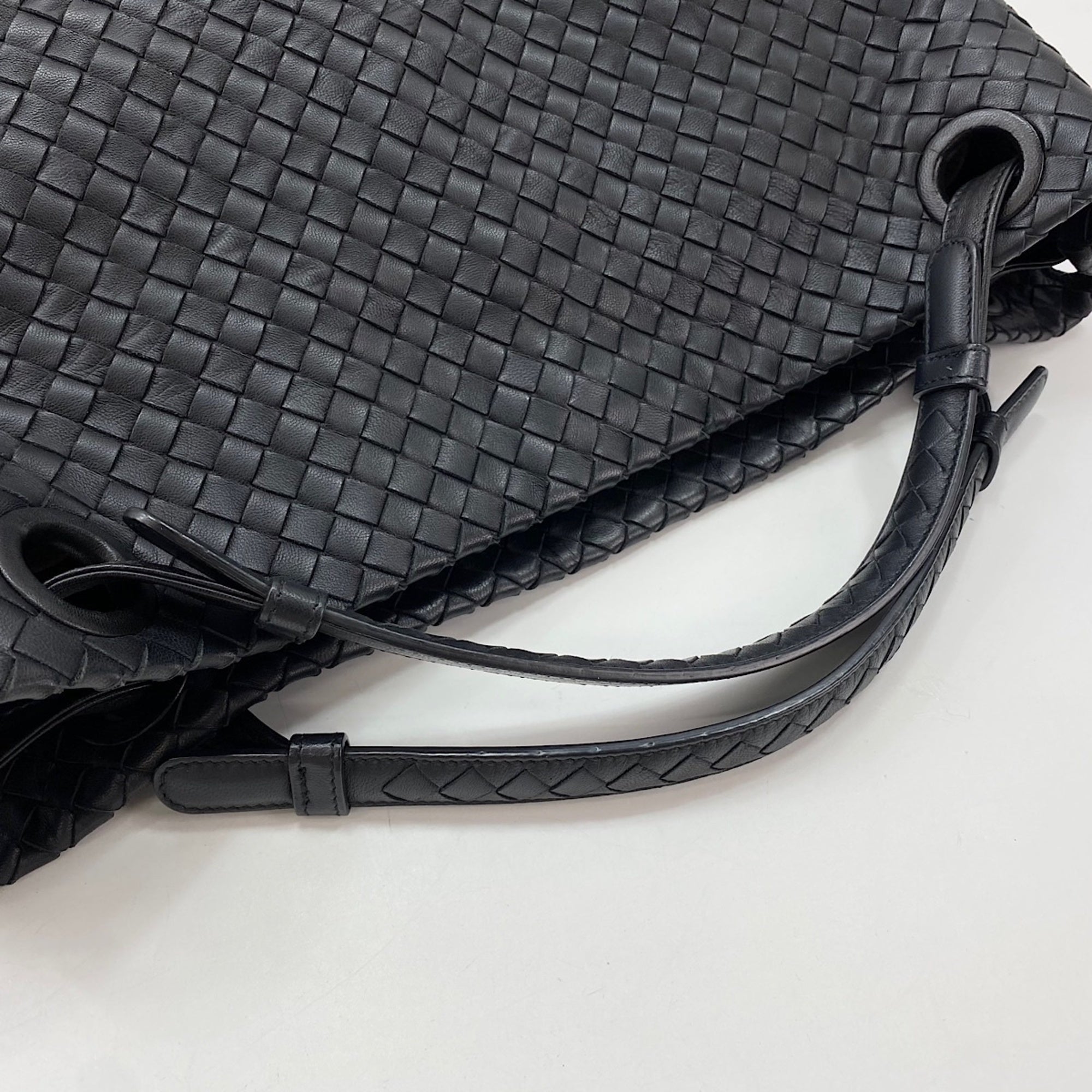 Bottega Veneta Intrecciato Black Intrecciato Handbag (Pre-Owned)