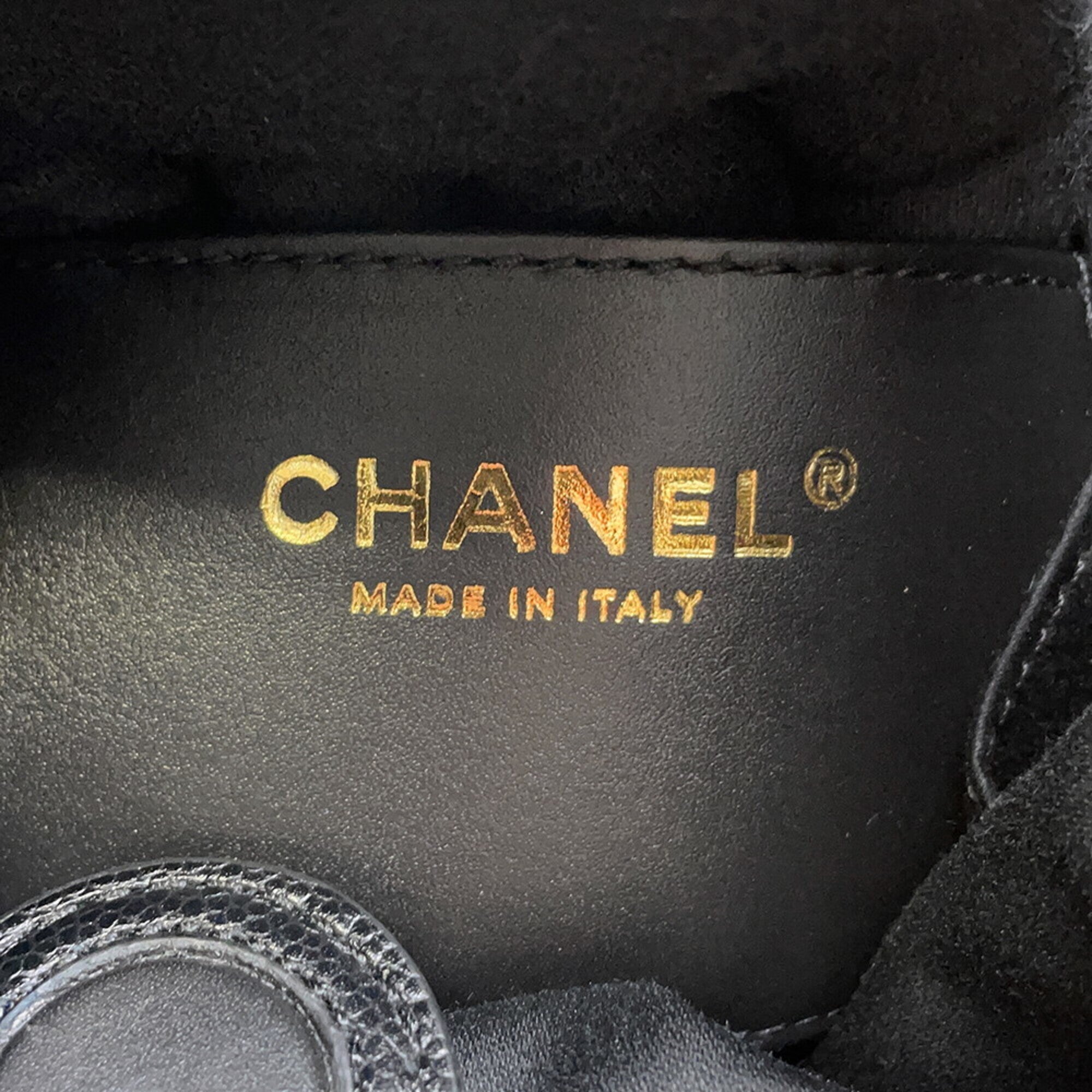 Chanel Black Grained Calfskin Handbag (Pre-Owned)