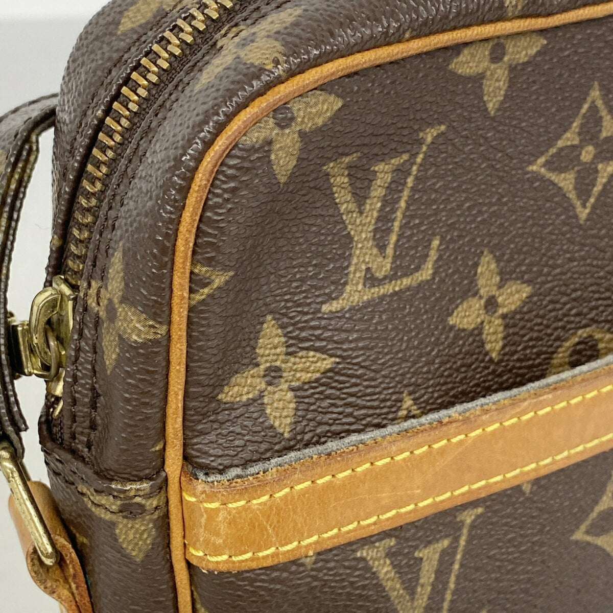 Louis Vuitton Brown Shoulder Bag (Pre-Owned)