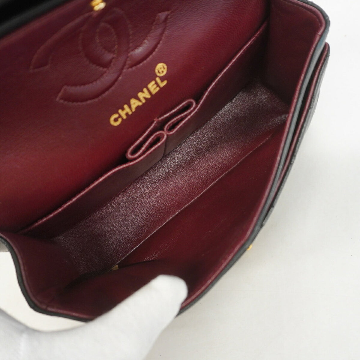 Chanel Black Leather Shoulder Bag (Pre-Owned)