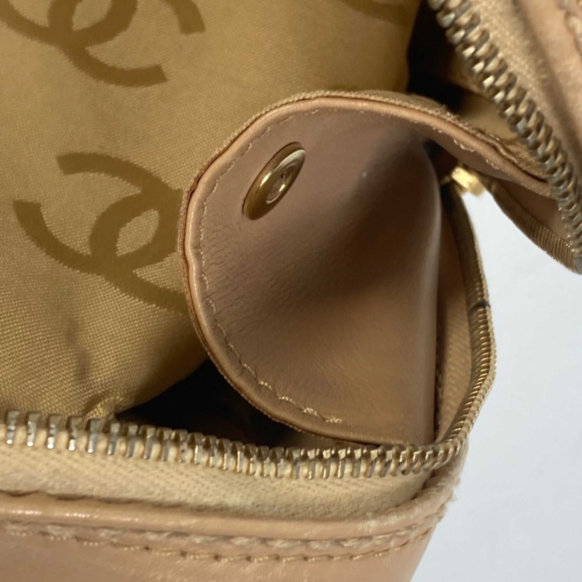 Chanel Wild Stitch Beige Leather Handbag (Pre-Owned)