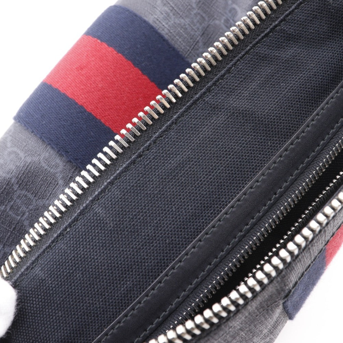 Gucci Black Gg Supreme Messenger Bag Shoulder Bag (Pre-Owned)