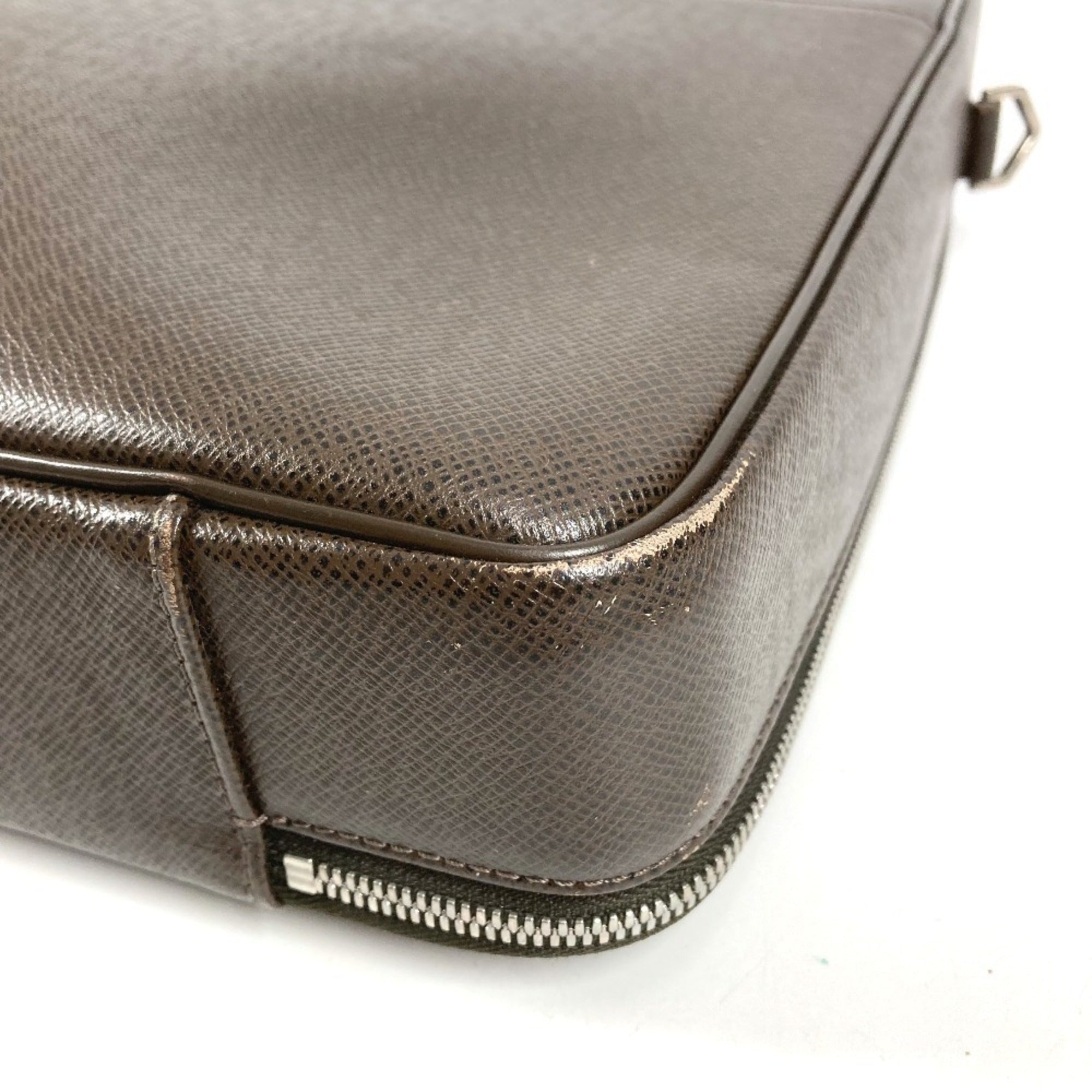 Louis Vuitton Brown Grizzly Taiga Leather Leather Handbag Tote Bag (Pre-Owned)