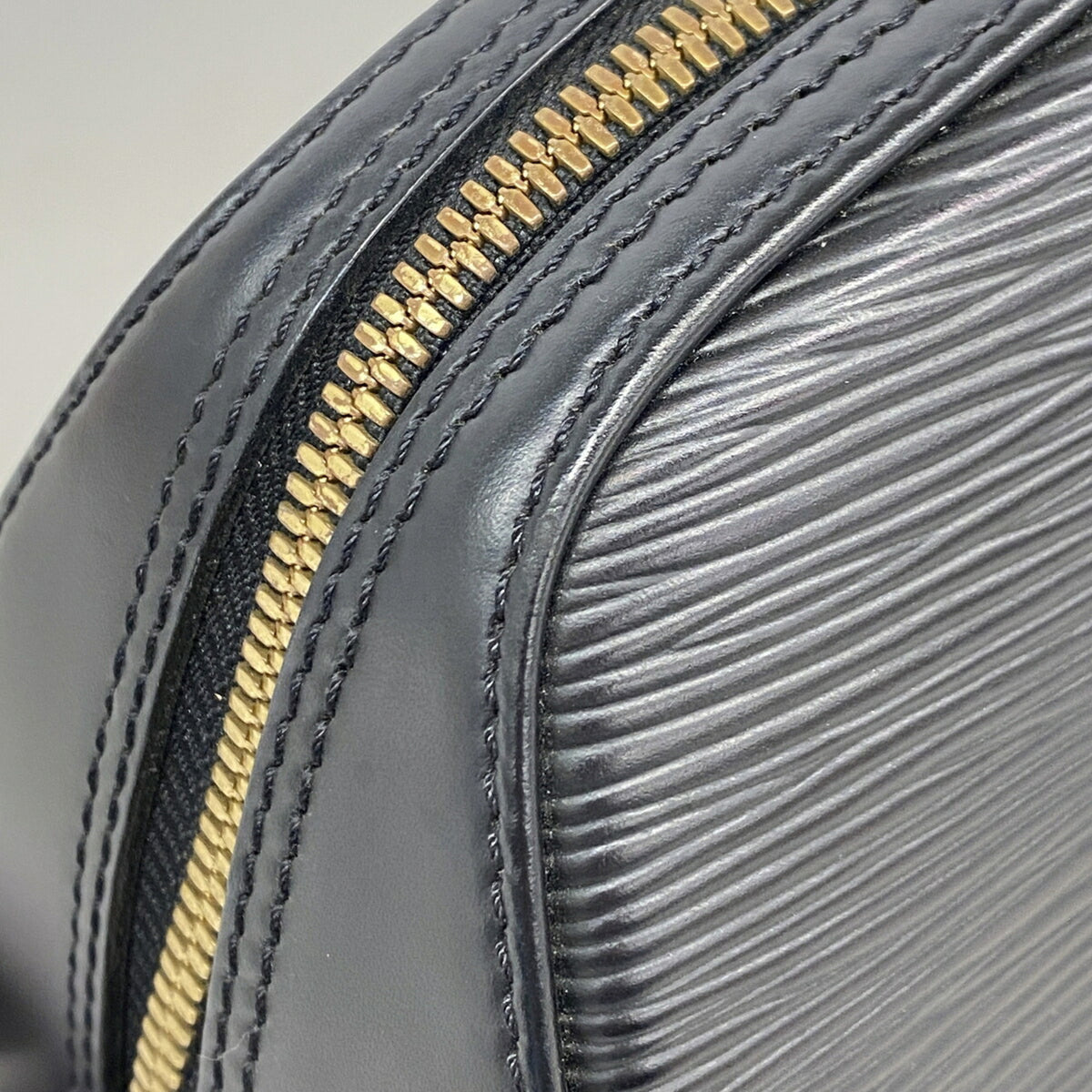 Louis Vuitton Noir Handbag (Pre-Owned)