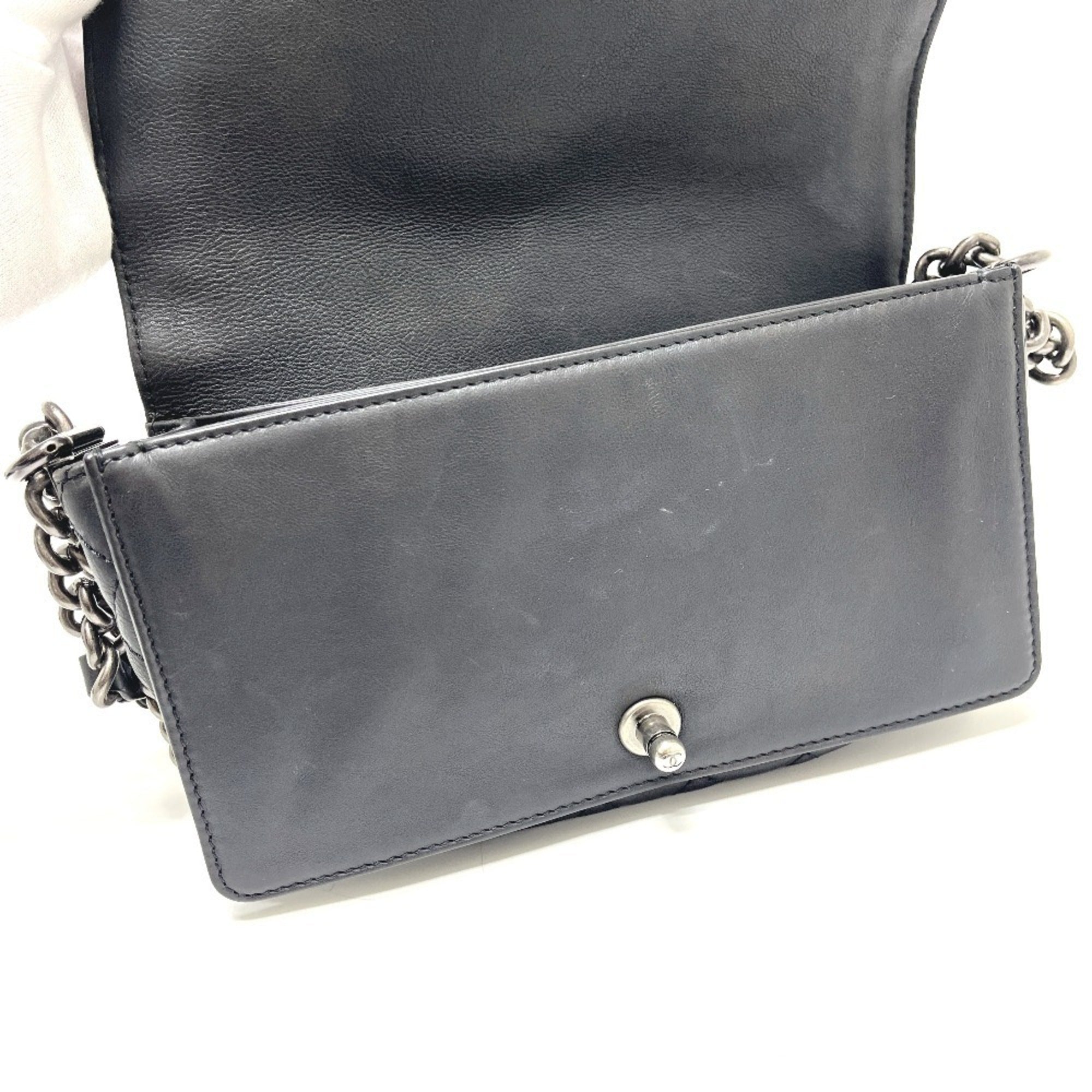 Chanel Boy Chanel Black Leather Shoulder Bag (Pre-Owned)