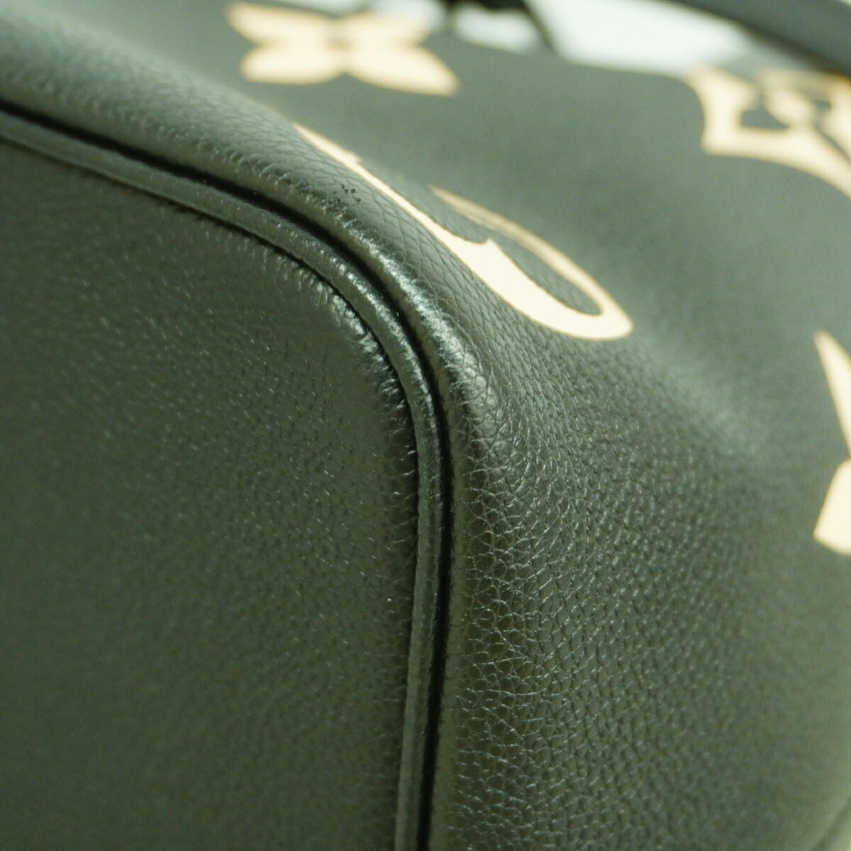Louis Vuitton Beige Black Handbag (Pre-Owned)
