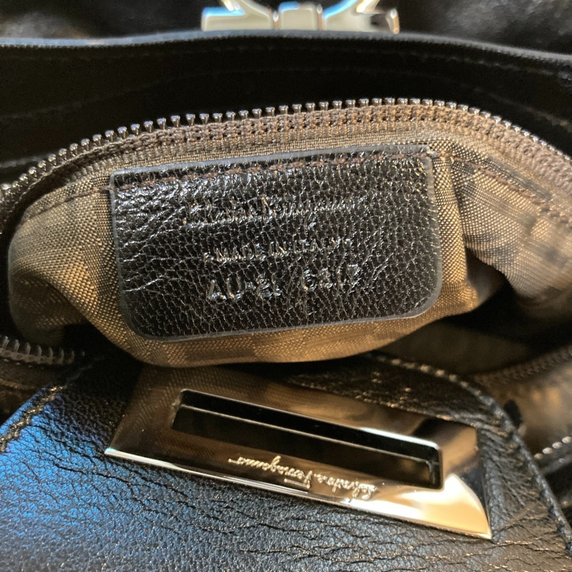 Salvatore Ferragamo Black Leather Handbag (Pre-Owned)