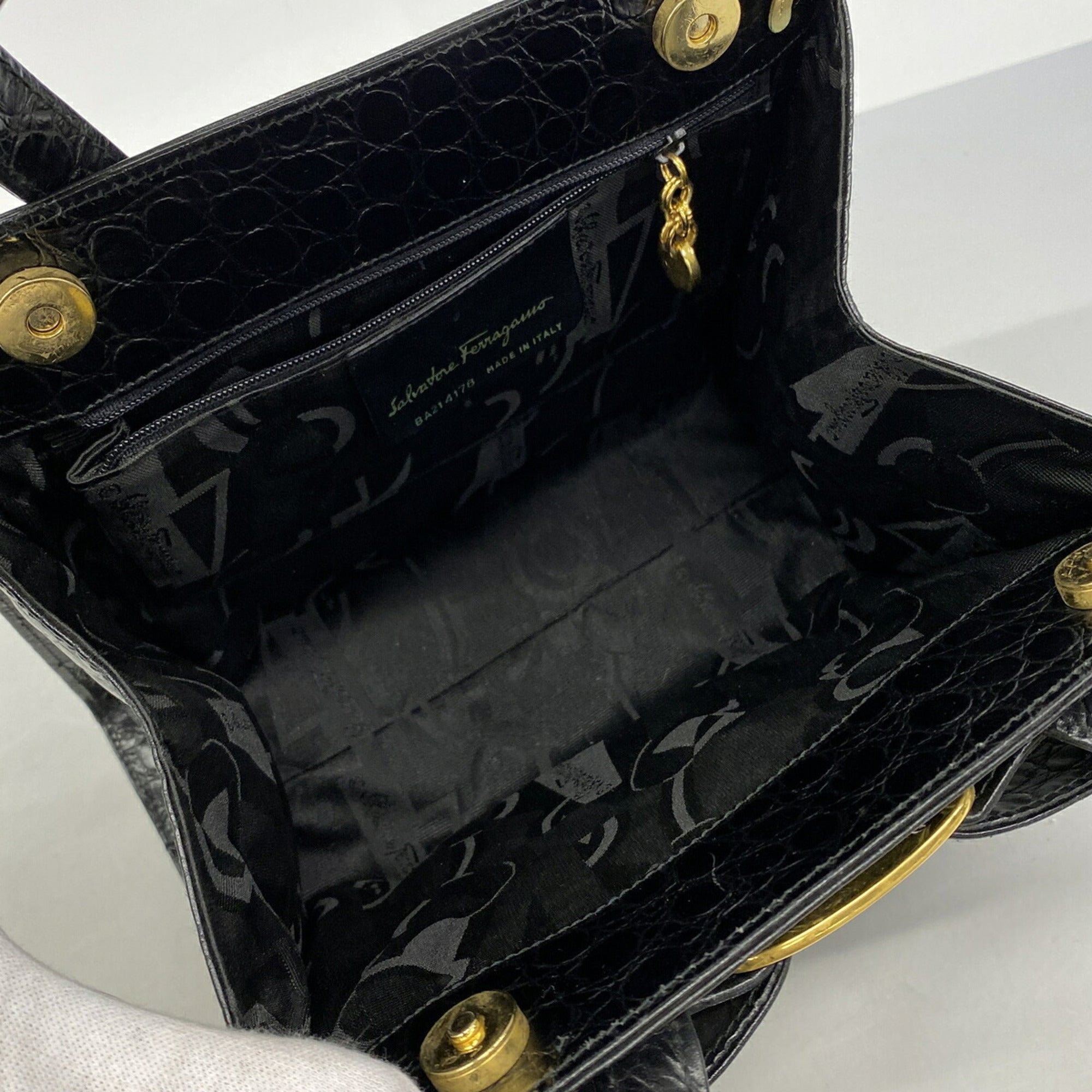 Salvatore Ferragamo Black Leather Handbag (Pre-Owned)