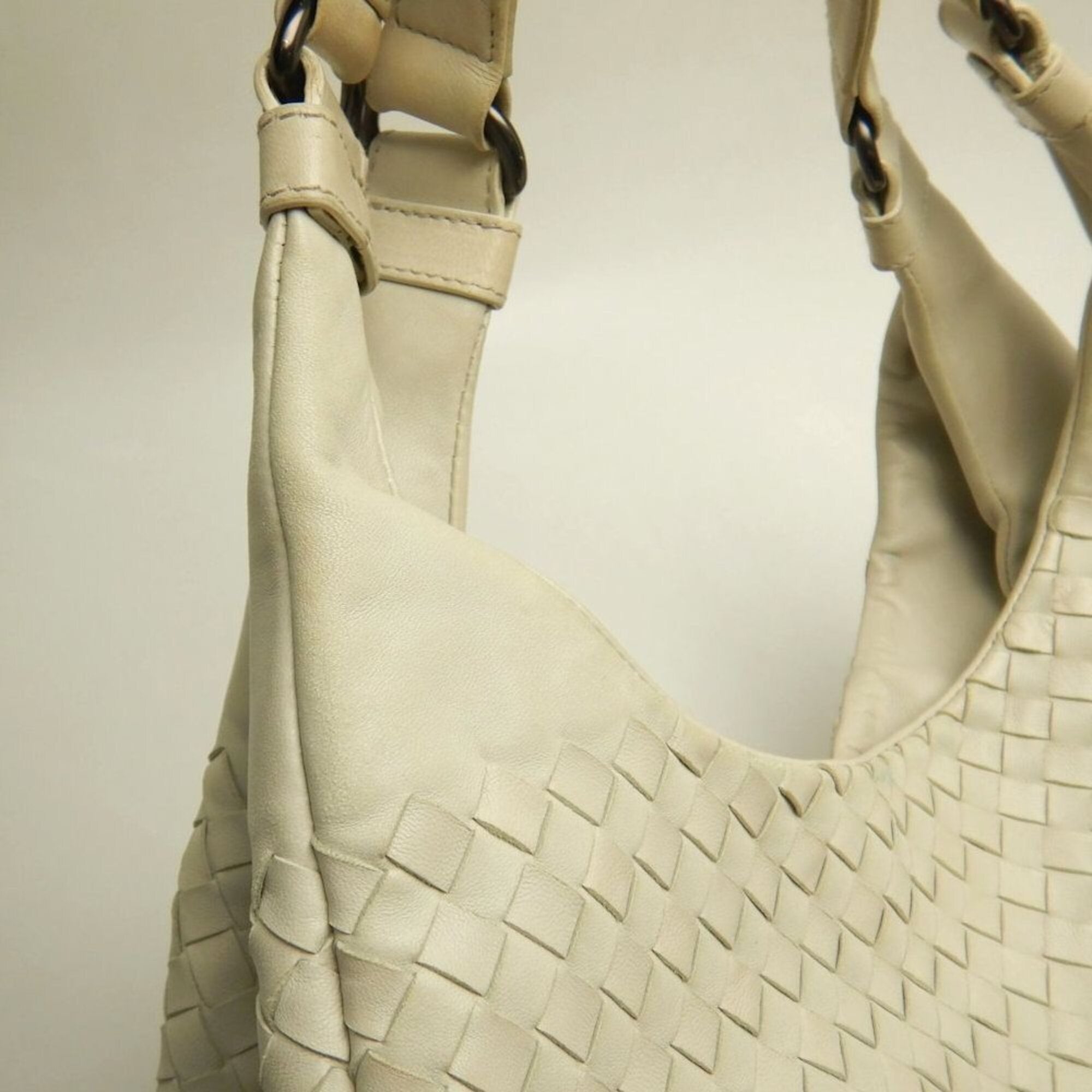 Bottega Veneta Intrecciato Ivory Leather Shoulder Bag (Pre-Owned)