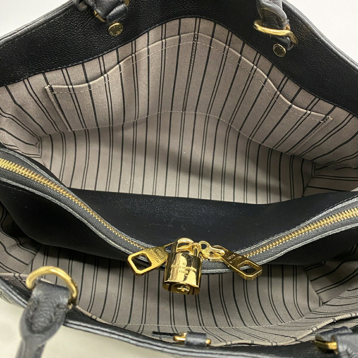 Louis Vuitton Noir Handbag (Pre-Owned)