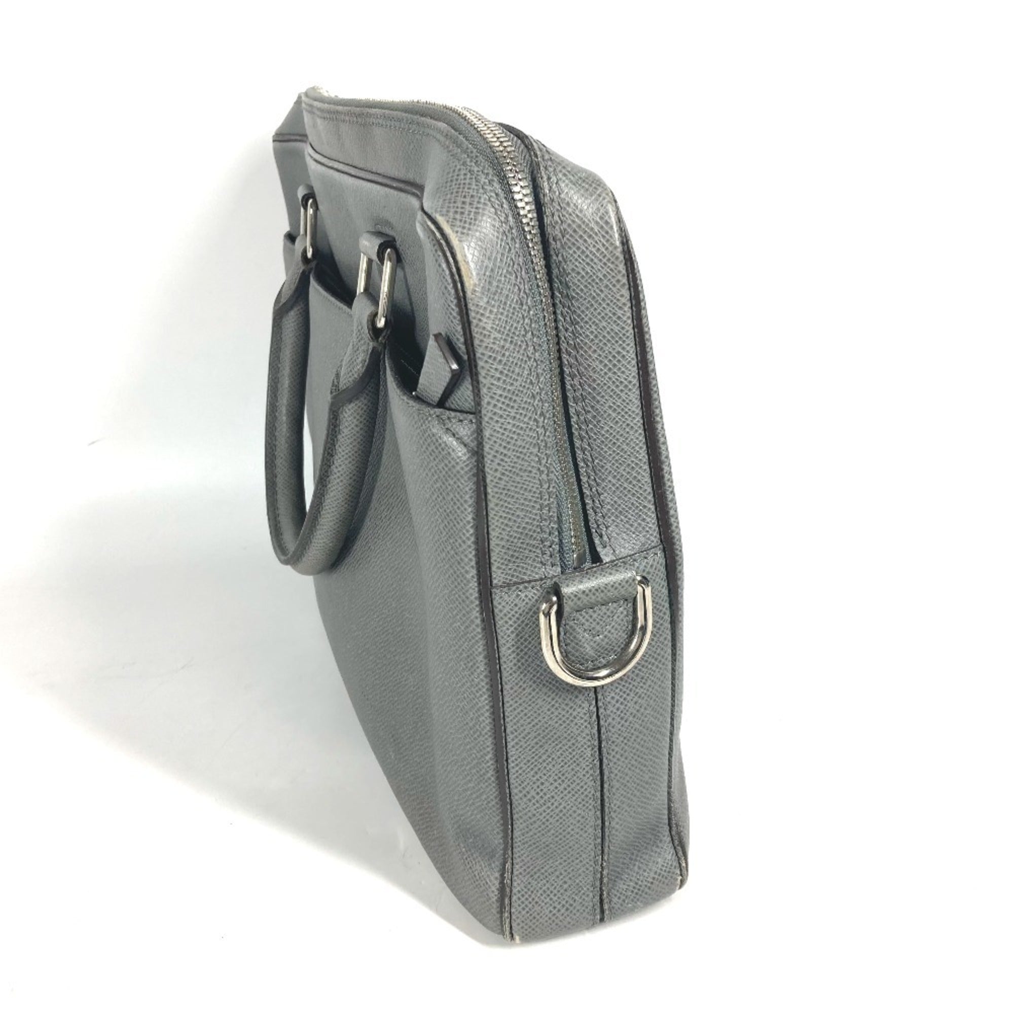 Louis Vuitton Glacier Gray Taiga Leather Leather Briefcase (Pre-Owned)