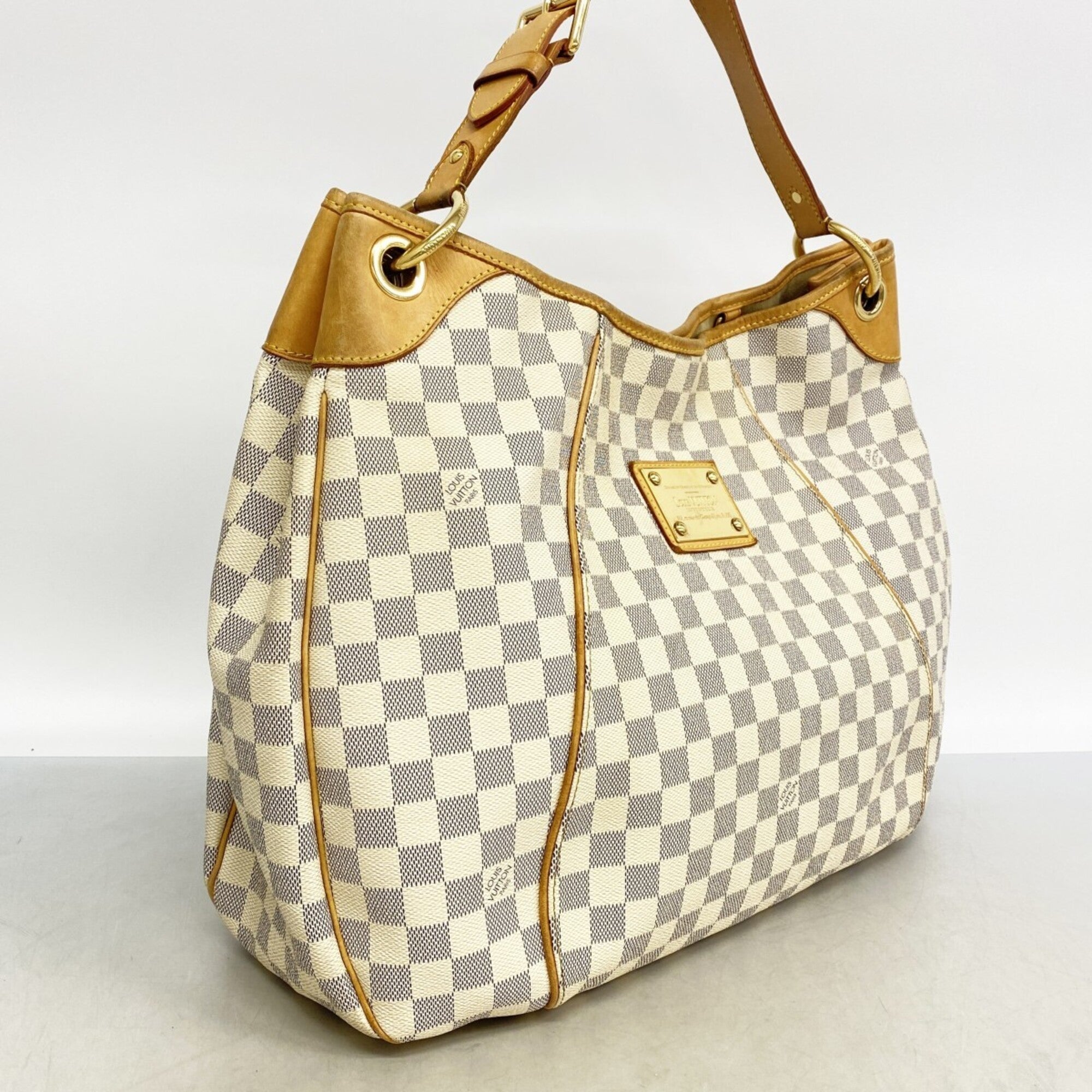 Louis Vuitton White Shoulder Bag (Pre-Owned)