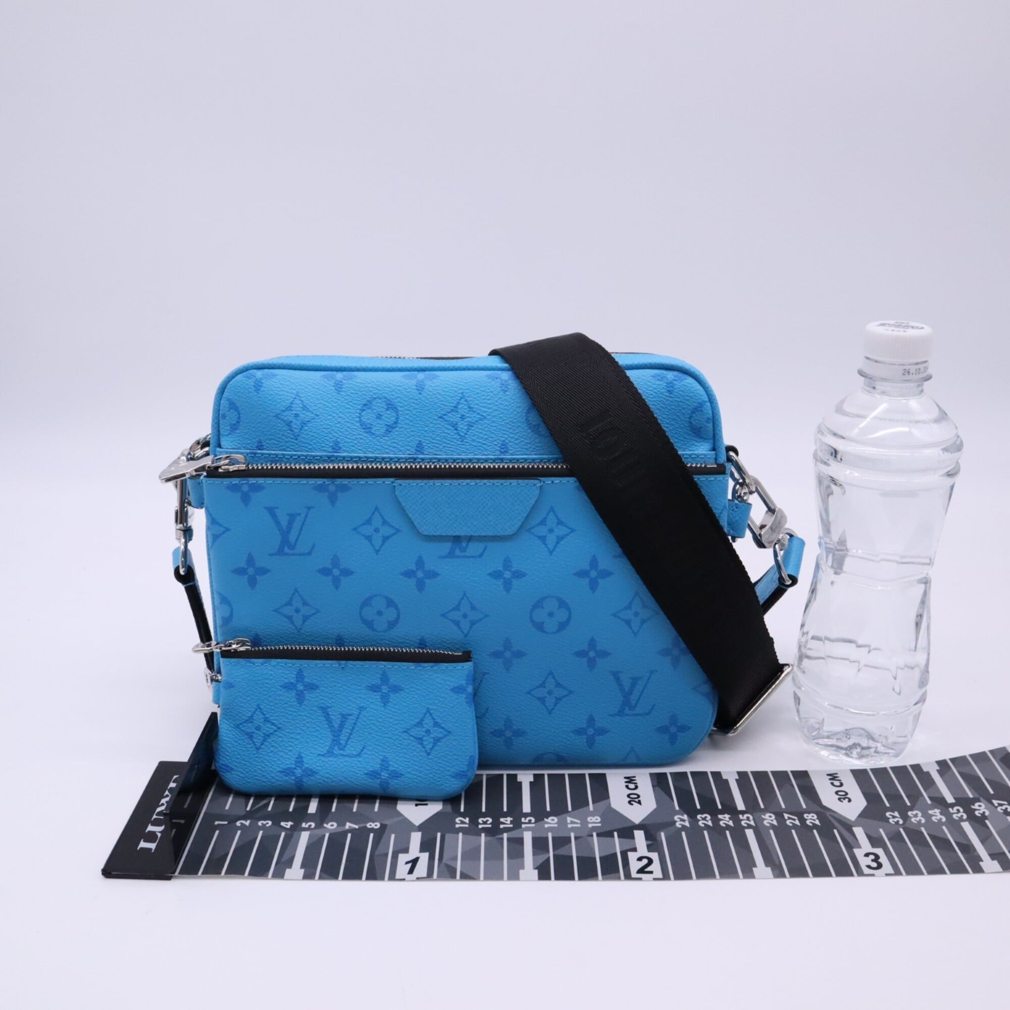 Louis Vuitton Taigarama Blue Leather Shoulder Bag Sling Bag (Pre-Owned)