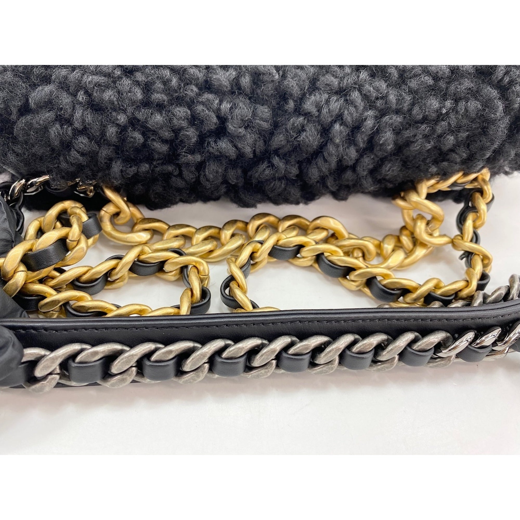 Chanel Black Shoulder Bag (Pre-Owned)
