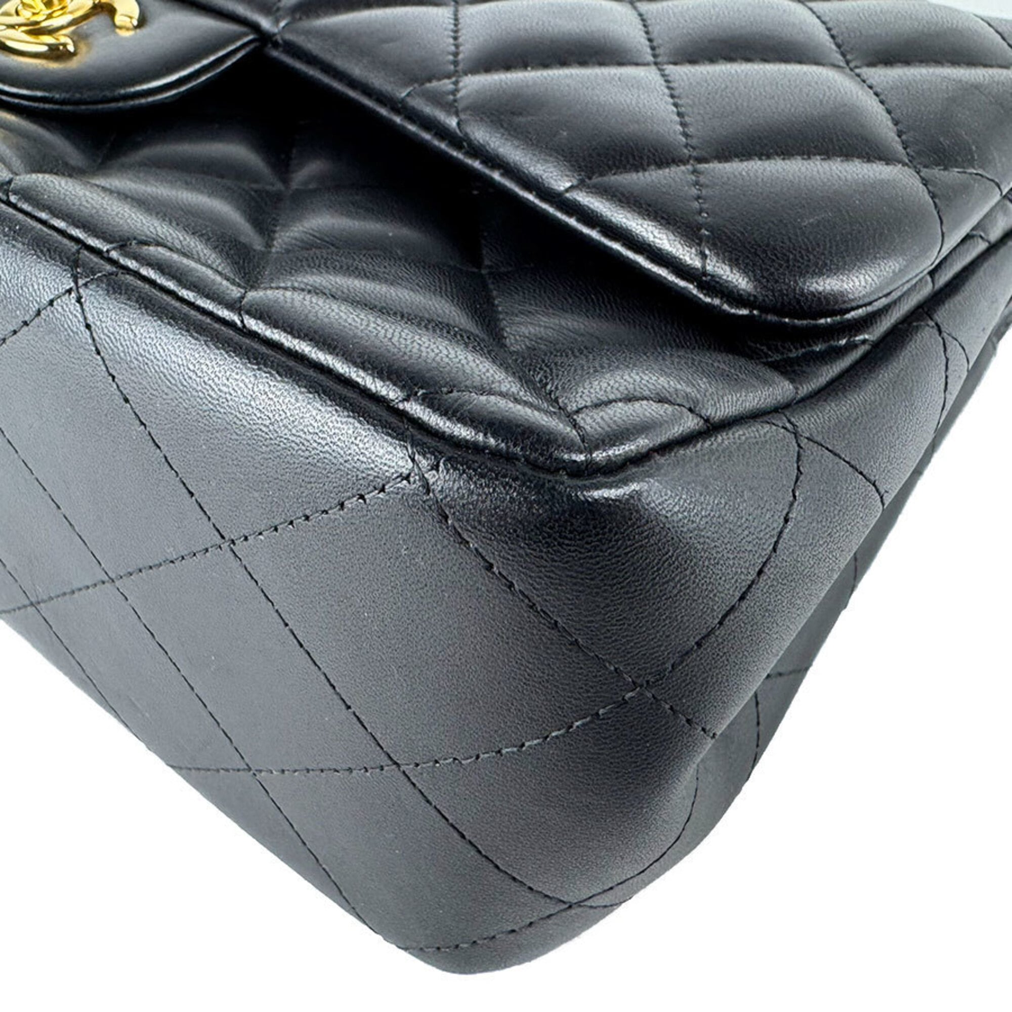 Chanel Black Leather Shoulder Bag (Pre-Owned)