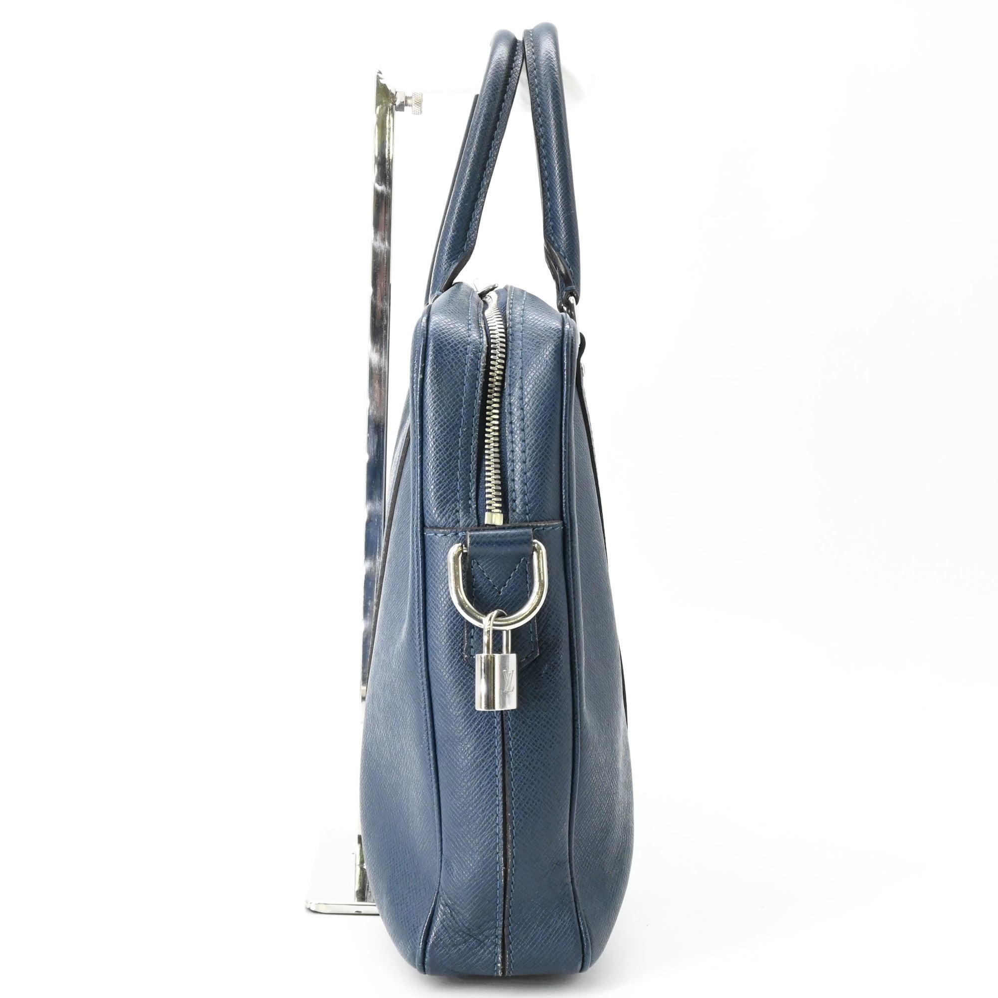 Louis Vuitton Navy Taiga Leather Handbag (Pre-Owned)