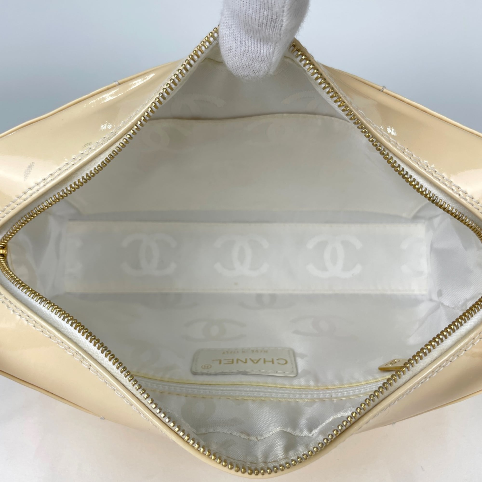 Chanel Beige Patent Leather Handbag (Pre-Owned)