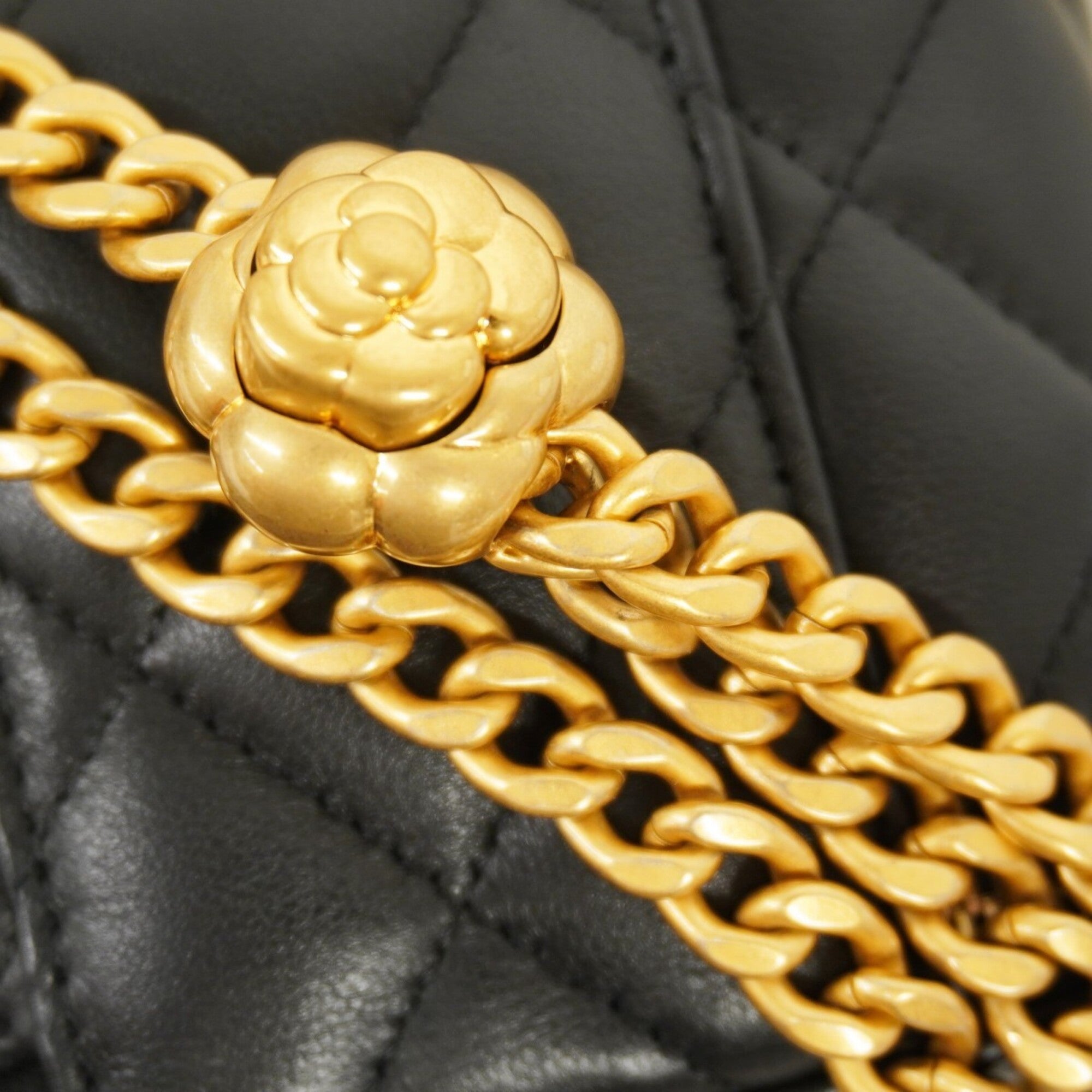 Chanel Black Leather Shoulder Bag (Pre-Owned)