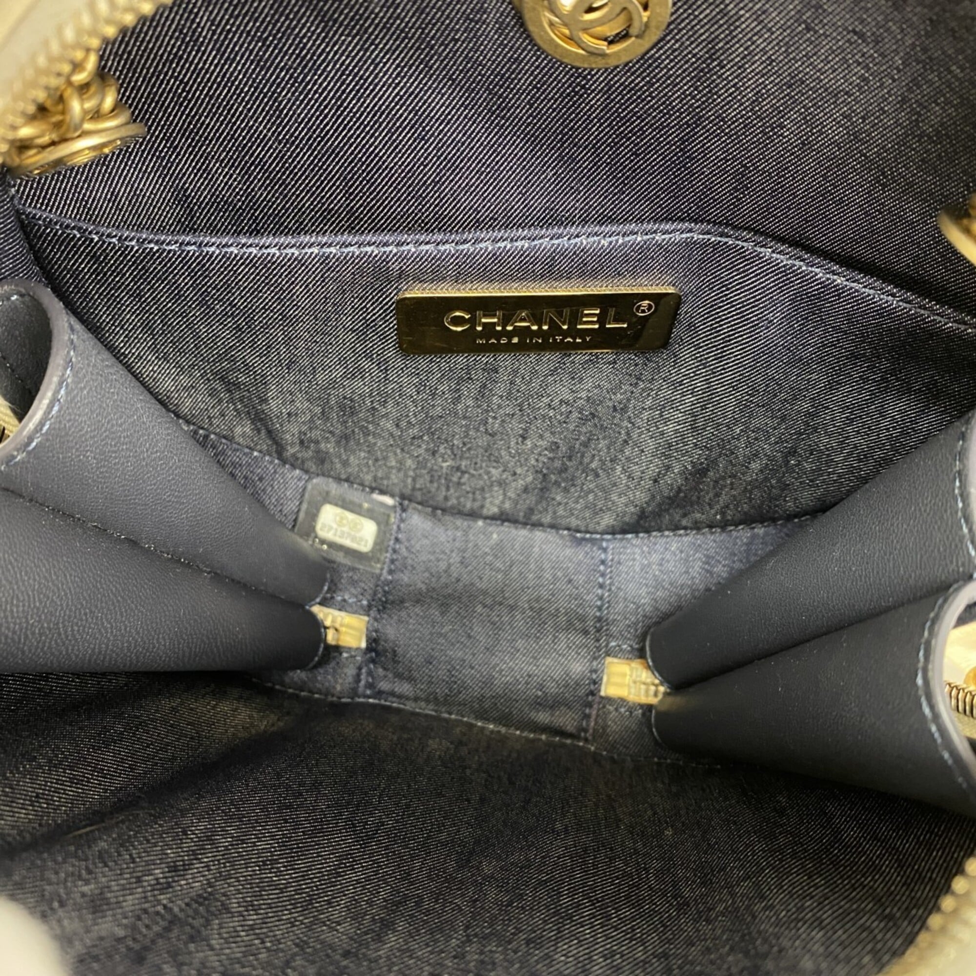 Chanel White Leather Handbag (Pre-Owned)