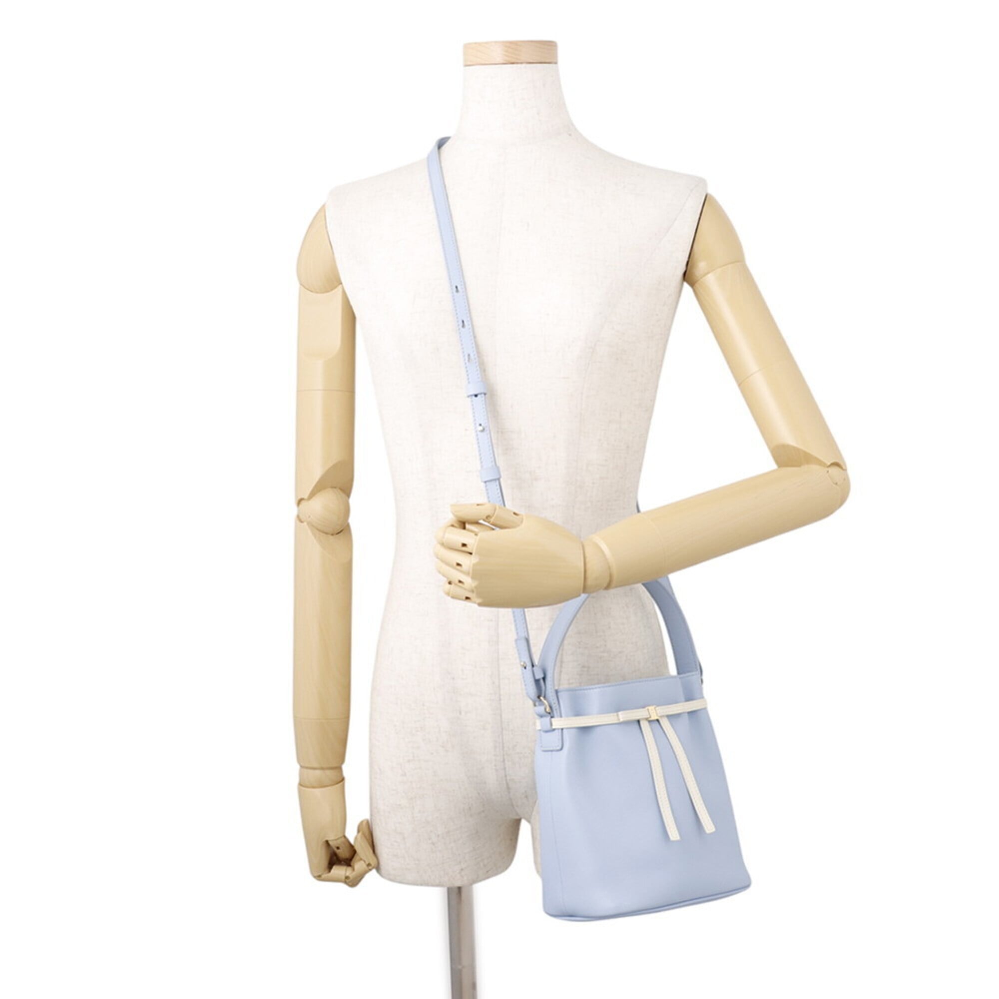Salvatore Ferragamo Ivory Sky Blue Leather Handbag (Pre-Owned)