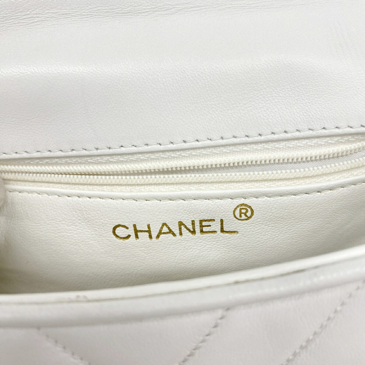 Chanel White Leather Shoulder Bag (Pre-Owned)