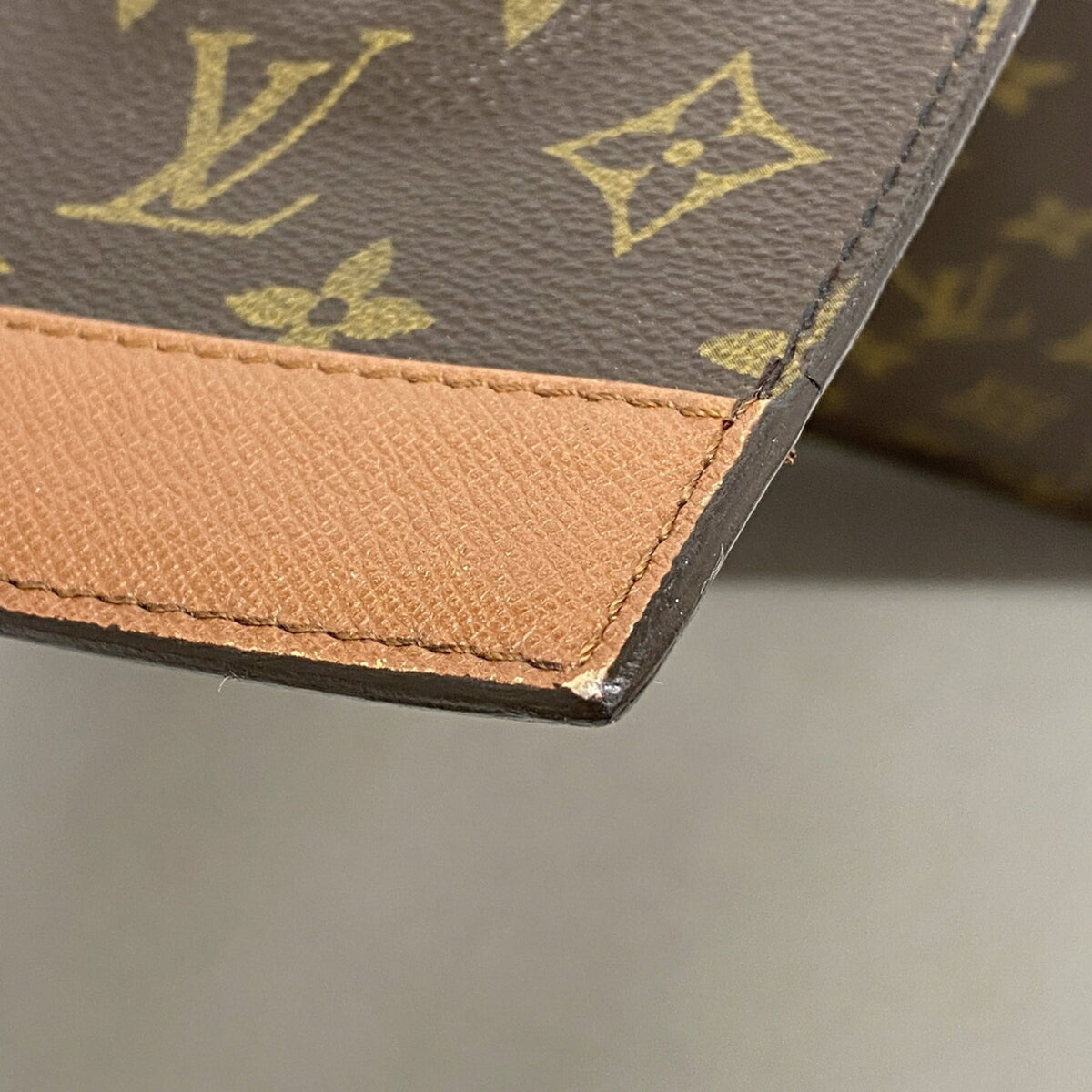 Louis Vuitton Brown Clutch Bag (Pre-Owned)