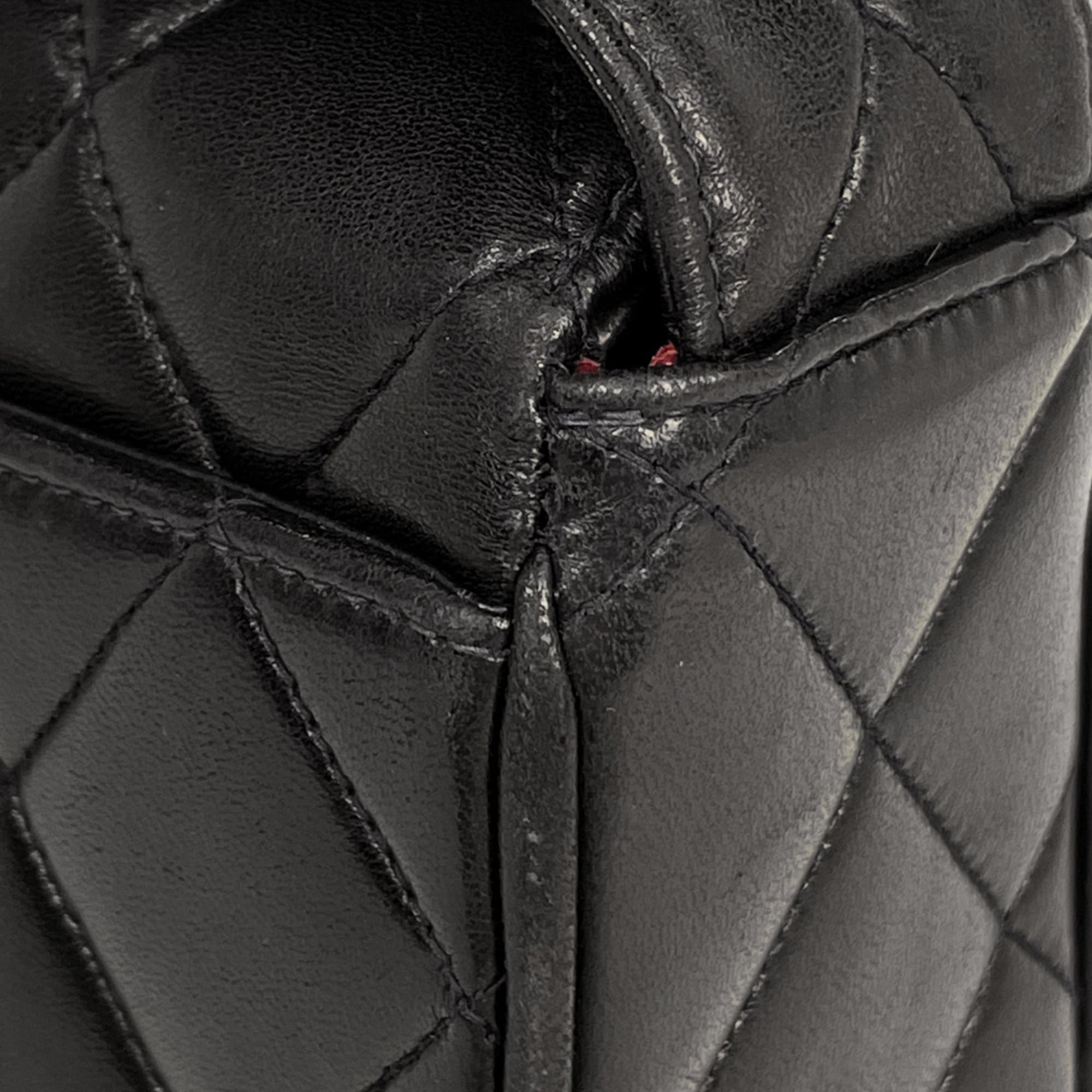 Chanel Black Leather Shoulder Bag (Pre-Owned)