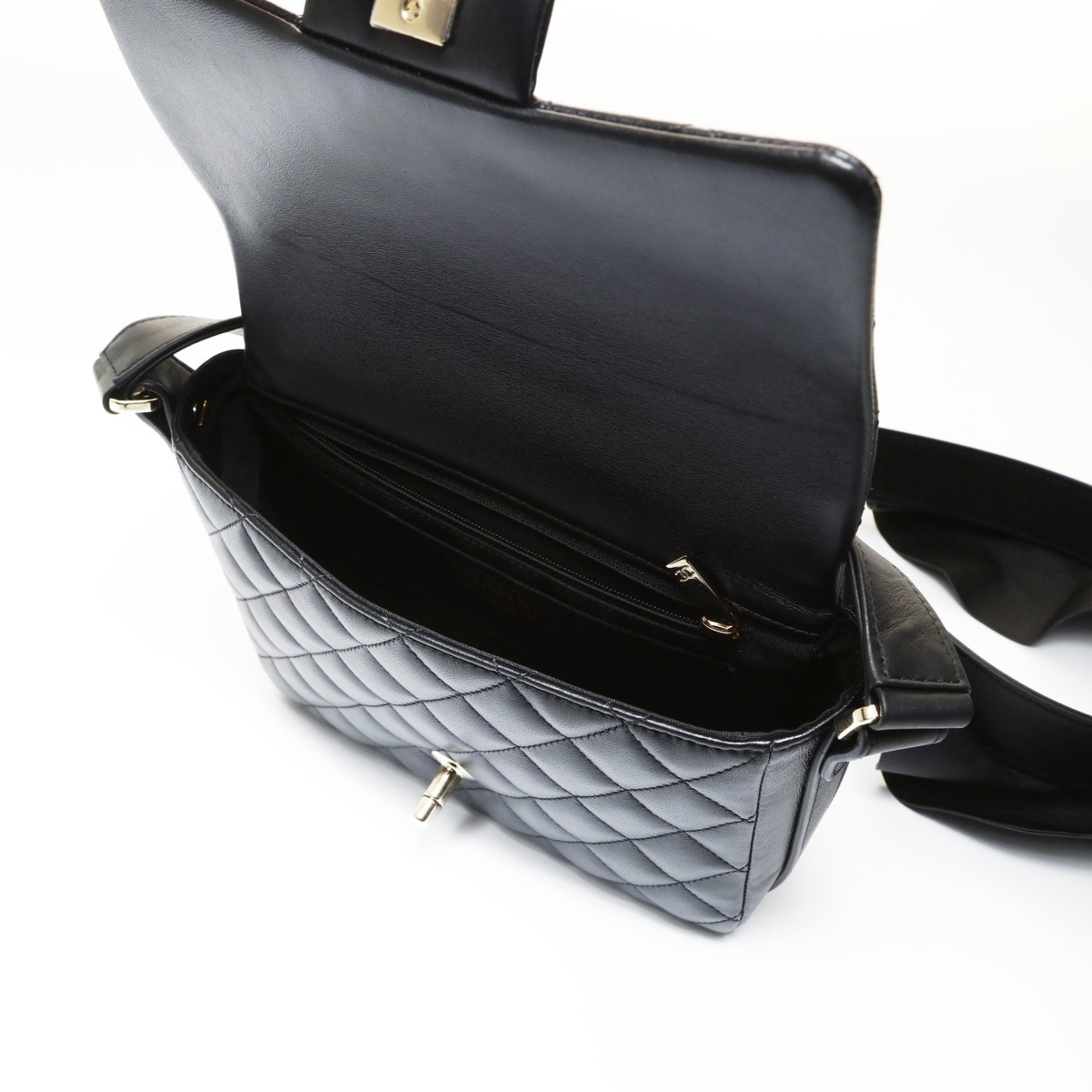 Chanel Matelasse Black Leather Shoulder Bag (Pre-Owned)