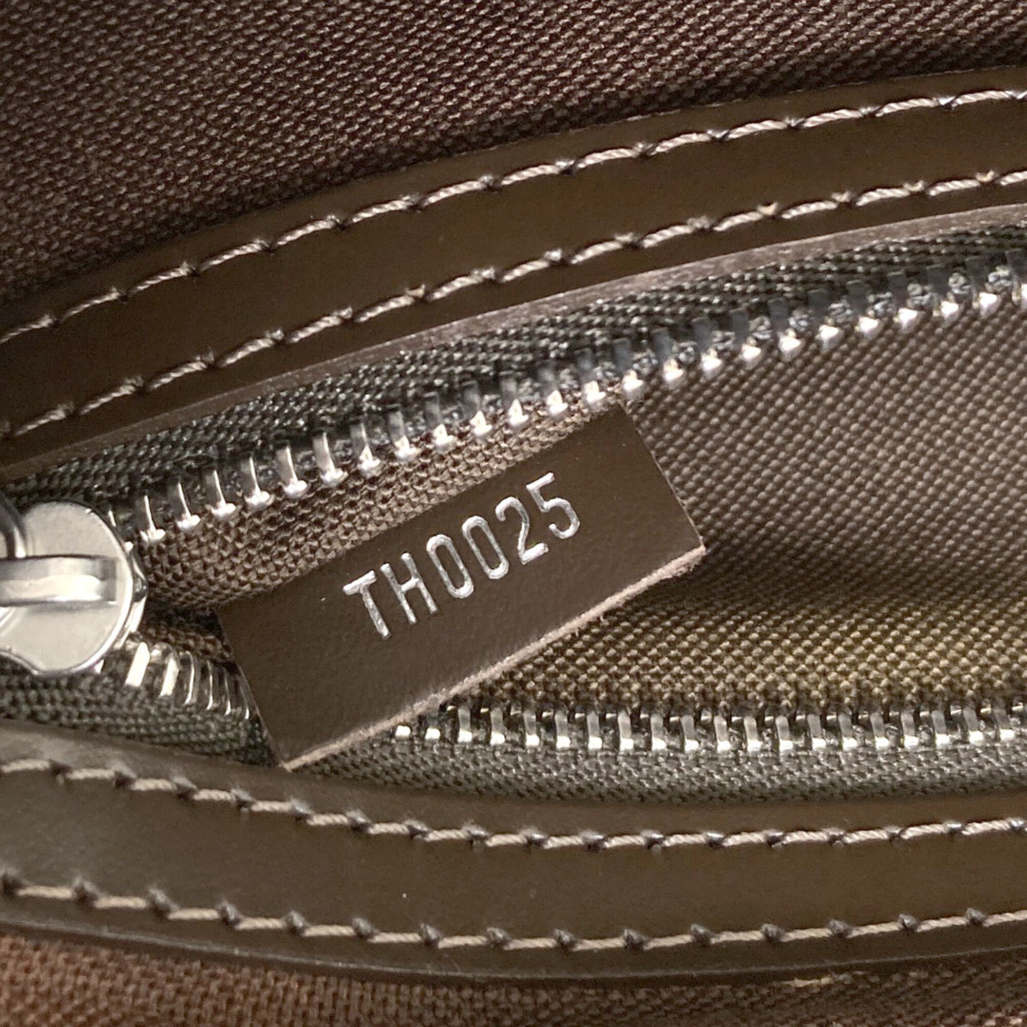 Louis Vuitton Grizzly Taiga Leather Tote Bag (Pre-Owned)