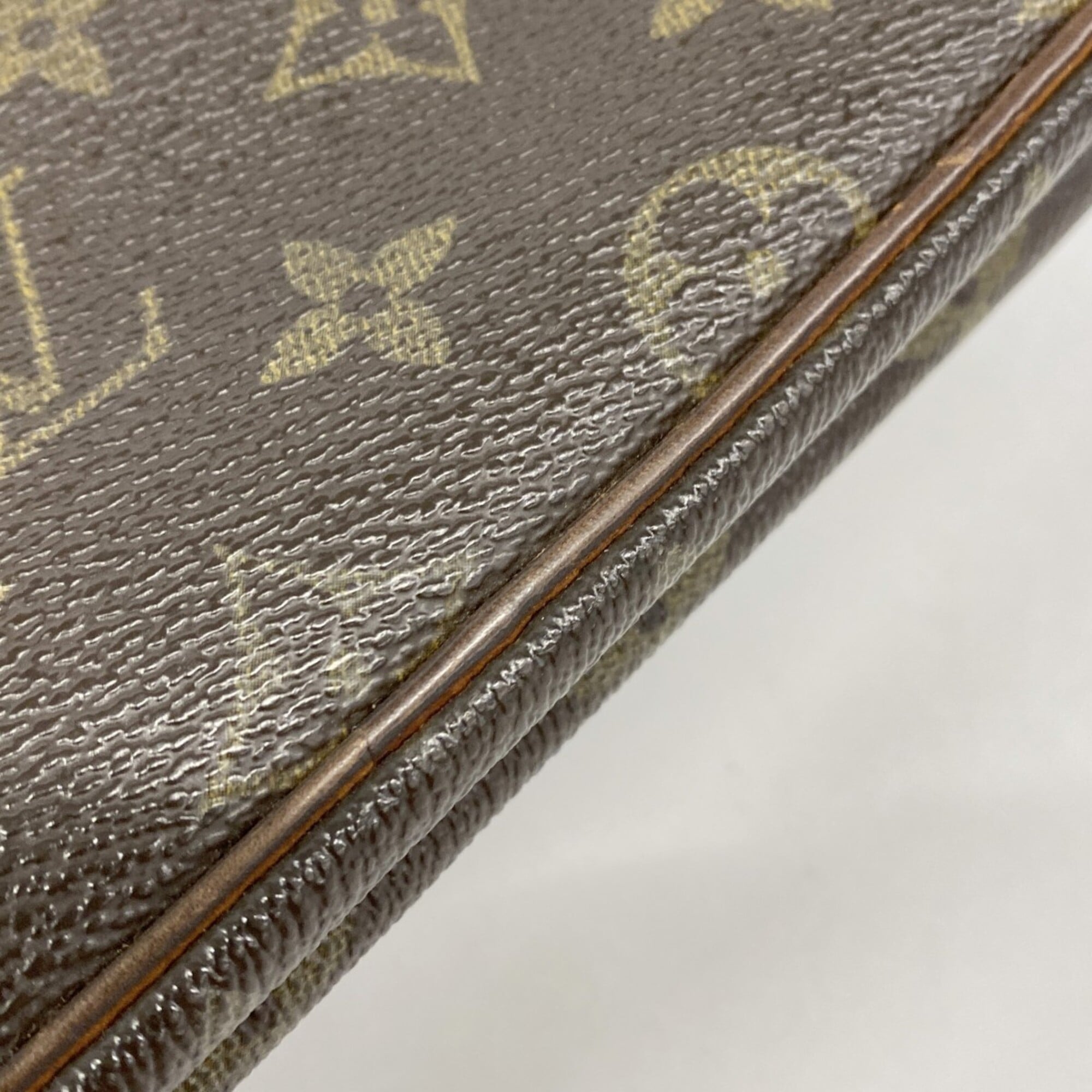 Louis Vuitton Brown Clutch Bag (Pre-Owned)