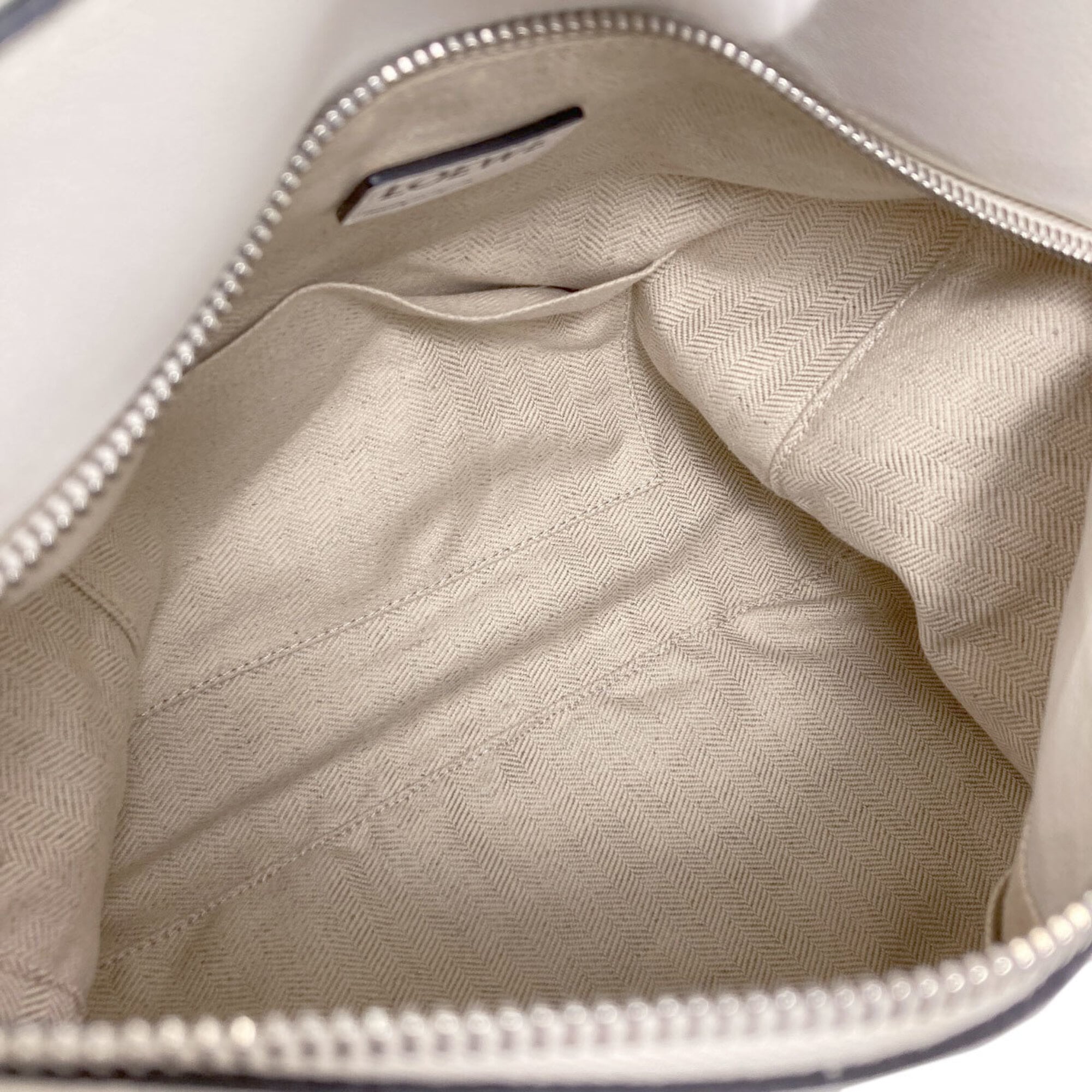 Loewe Puzzle White Leather Handbag (Pre-Owned)
