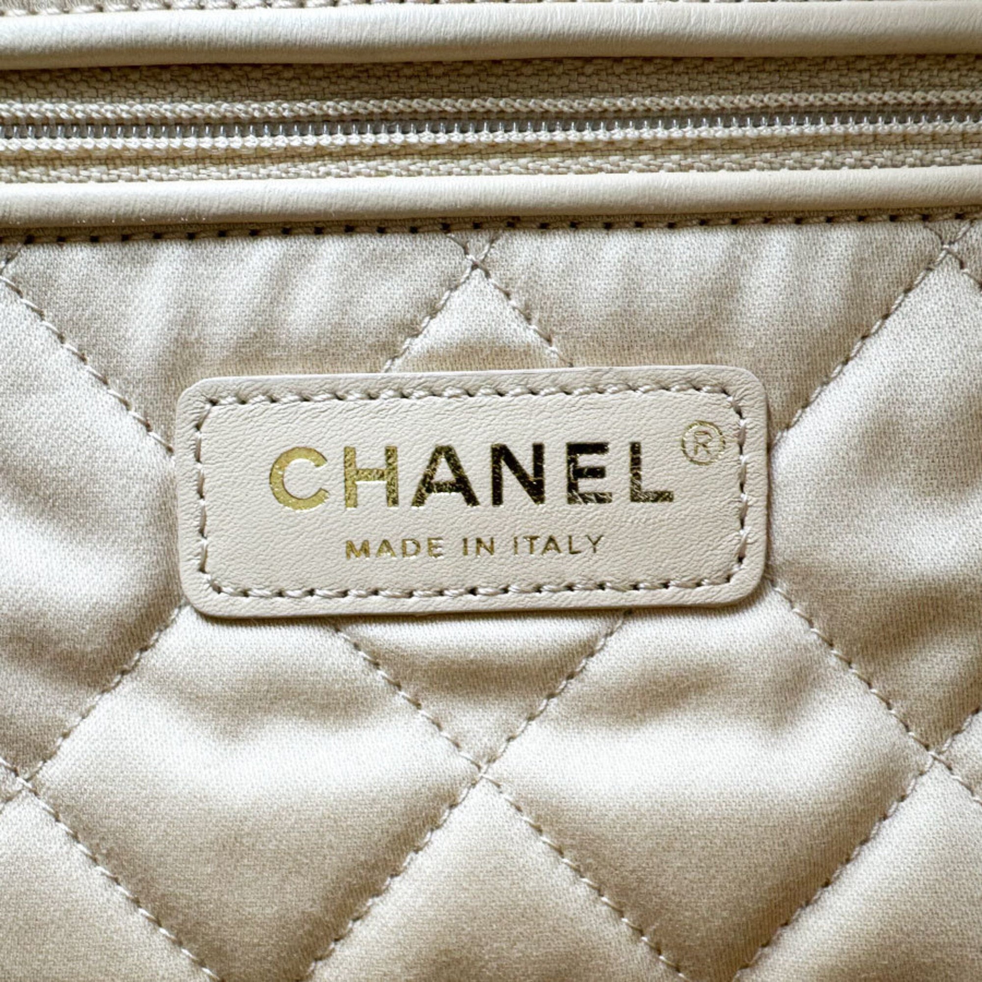 Chanel White Leather Shoulder Bag (Pre-Owned)