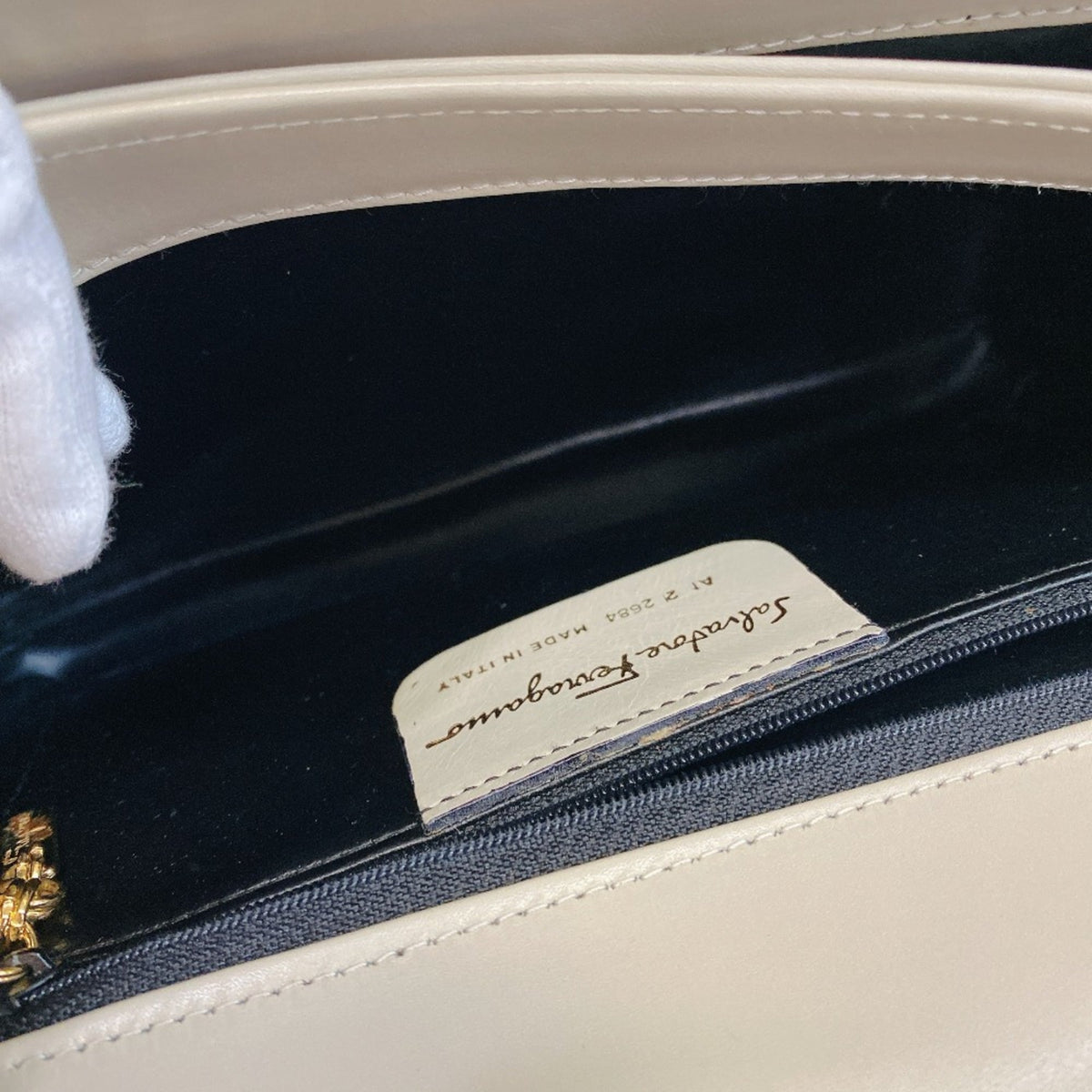 Salvatore Ferragamo Ivory White Leather Shoulder Bag (Pre-Owned)