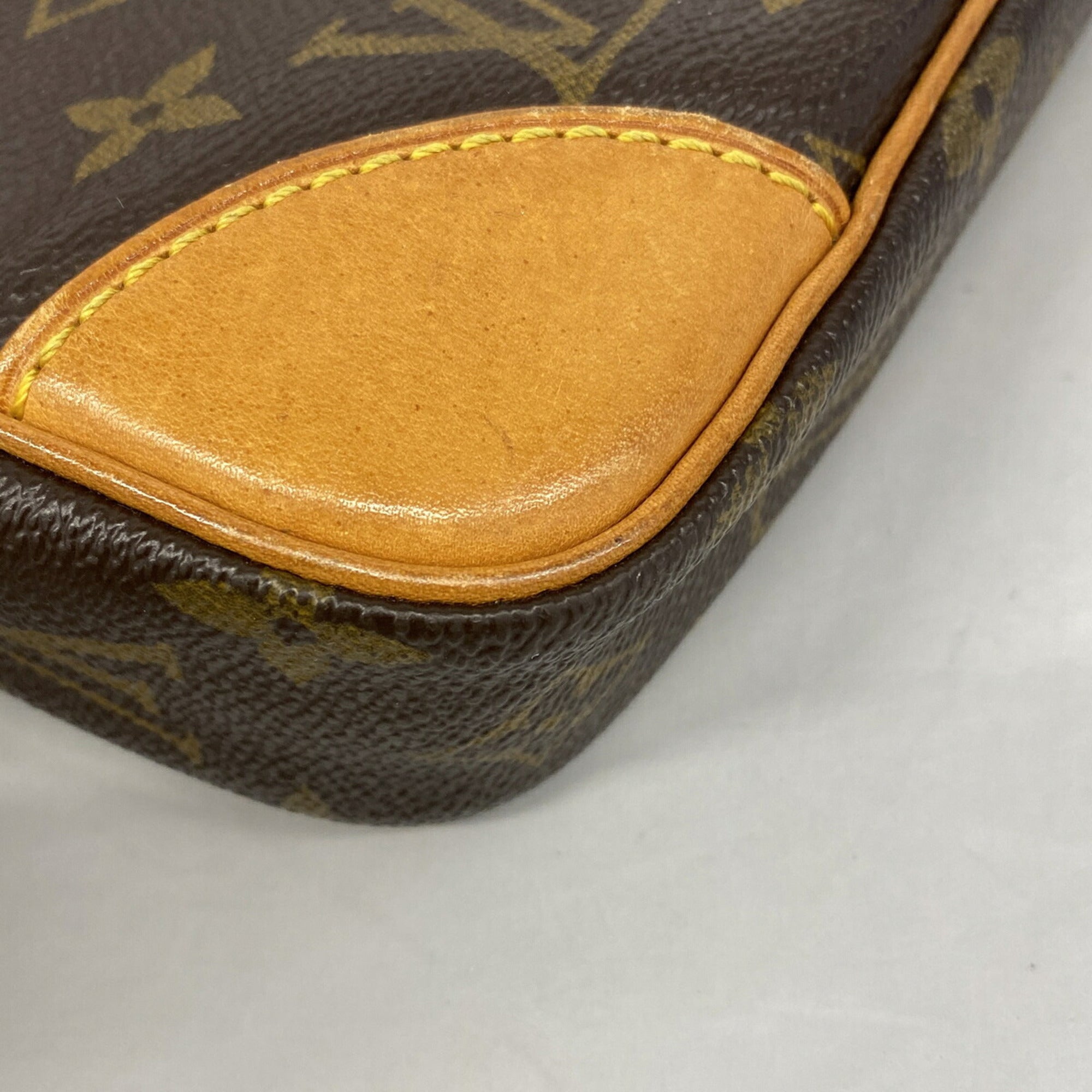 Louis Vuitton Brown Clutch Bag (Pre-Owned)