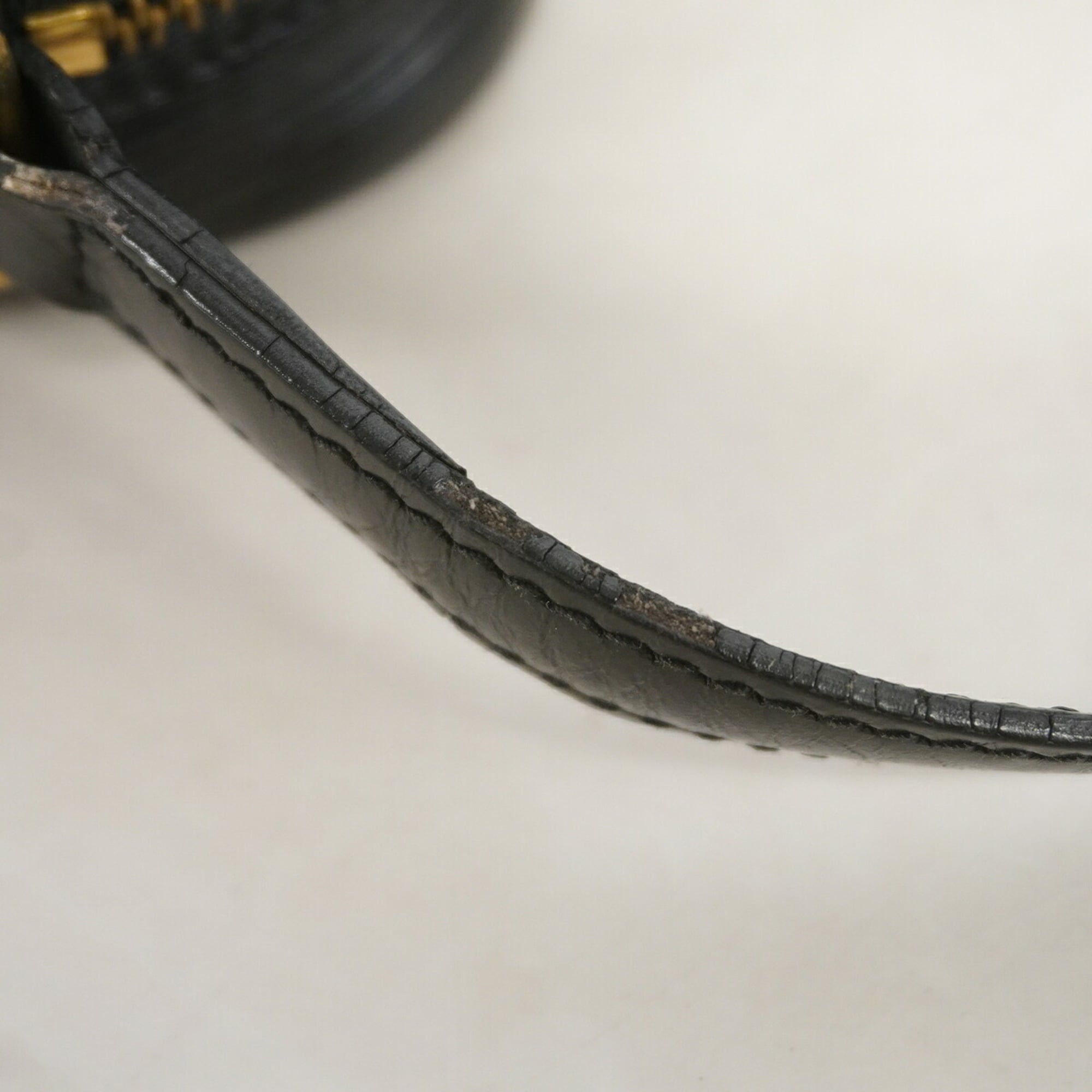 Louis Vuitton Noir Shoulder Bag (Pre-Owned)