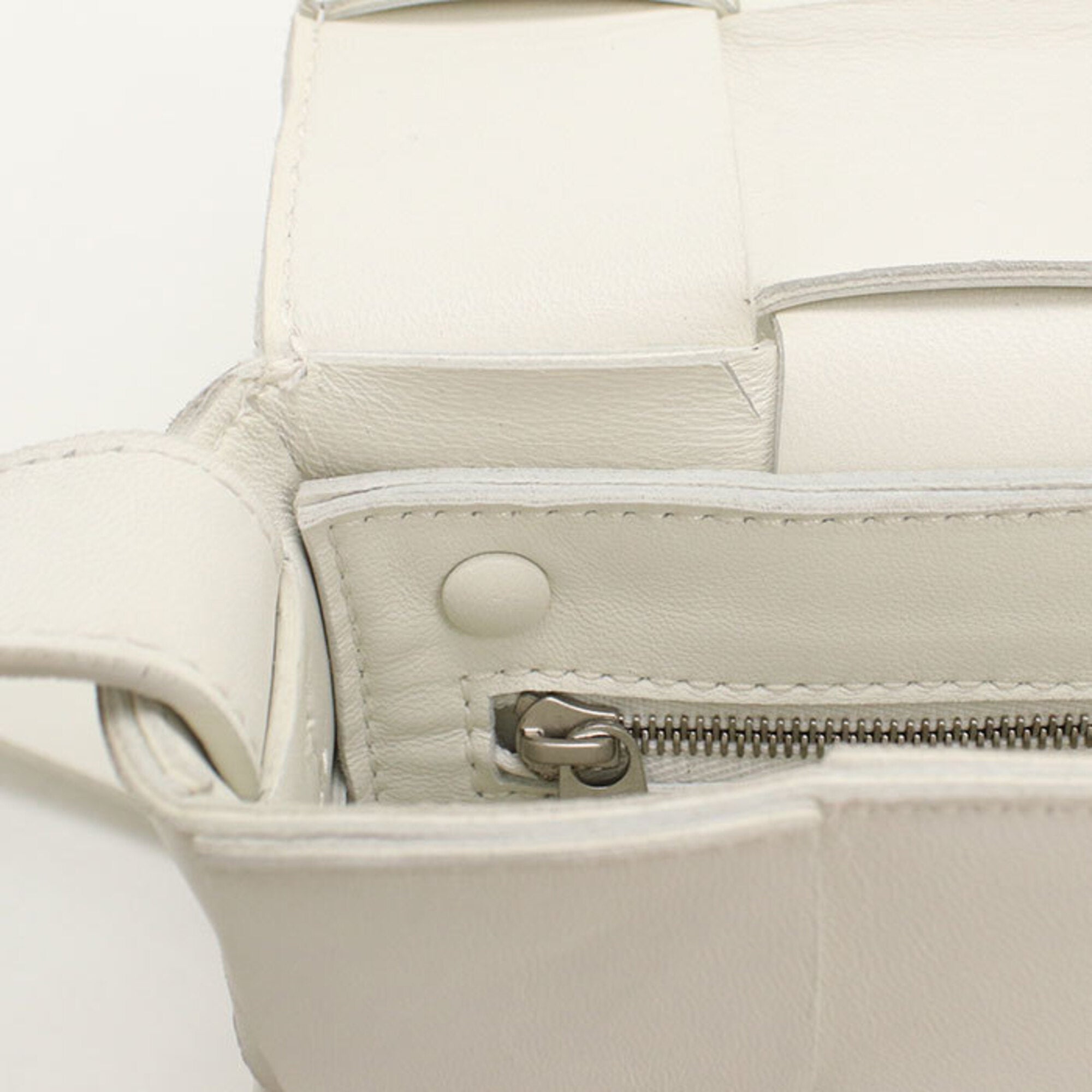 Bottega Veneta White Leather Shoulder Bag (Pre-Owned)