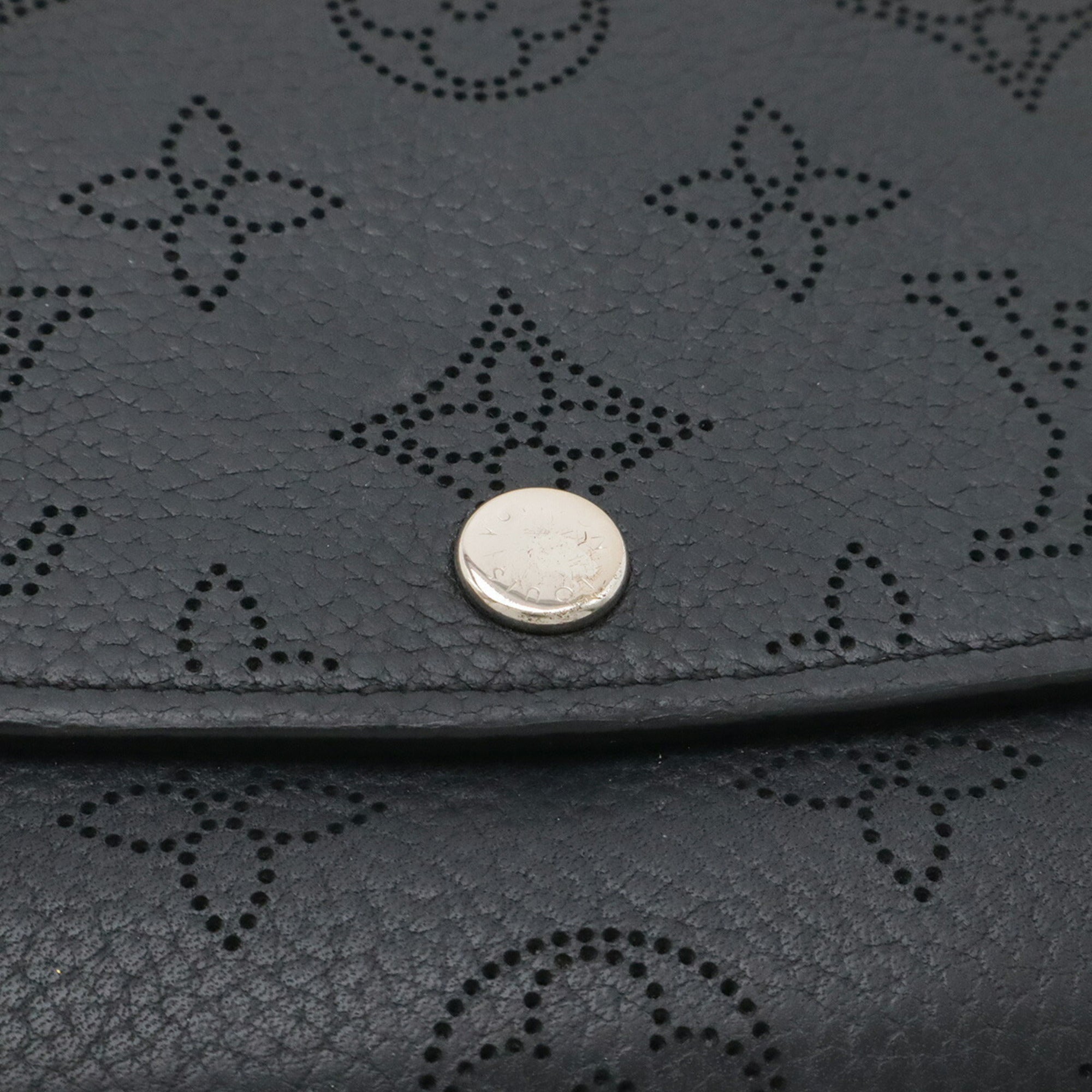 Louis Vuitton Mahina Black Noir Mahina Leather Long Wallet (Bi-Fold) (Pre-Owned)