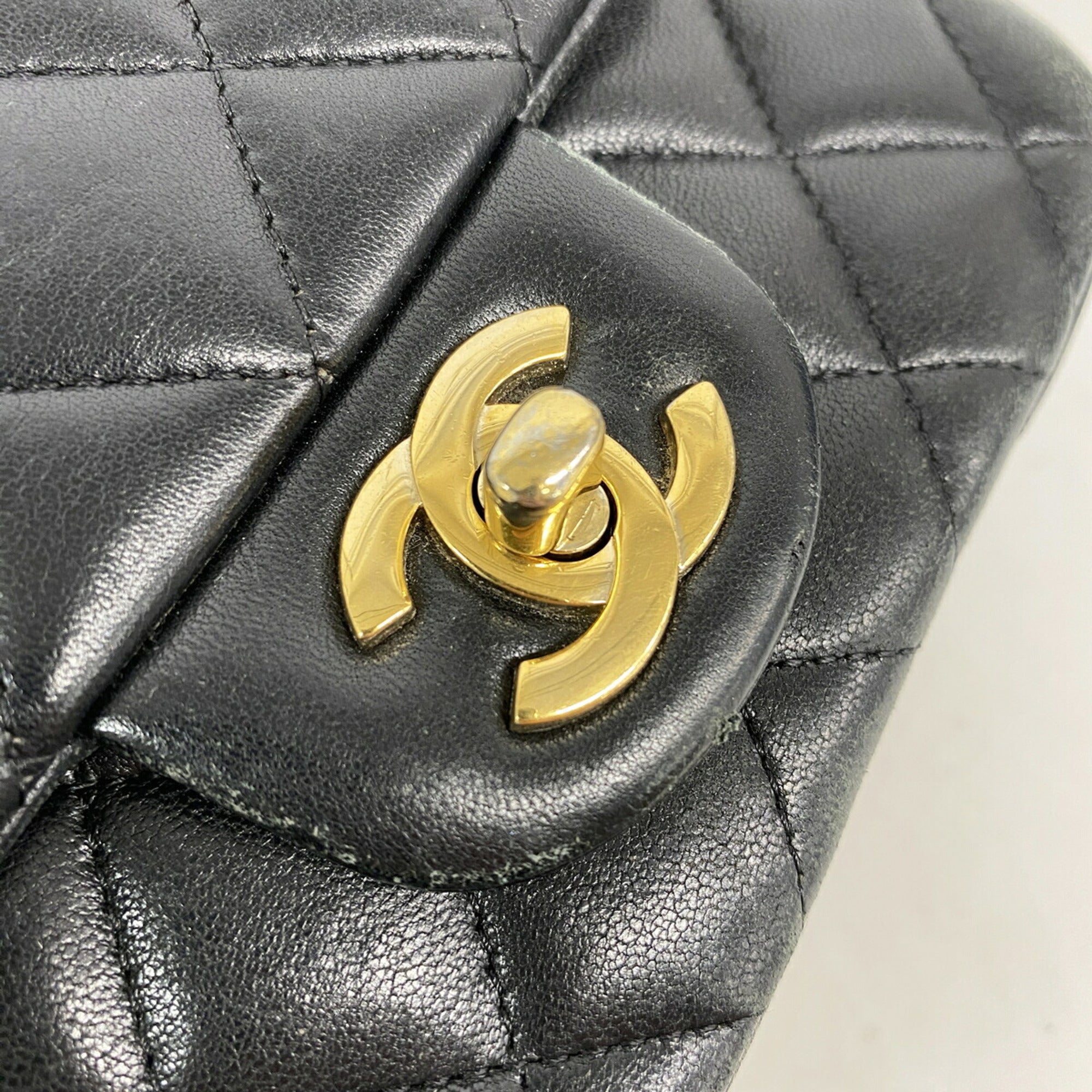 Chanel Black Leather Shoulder Bag (Pre-Owned)