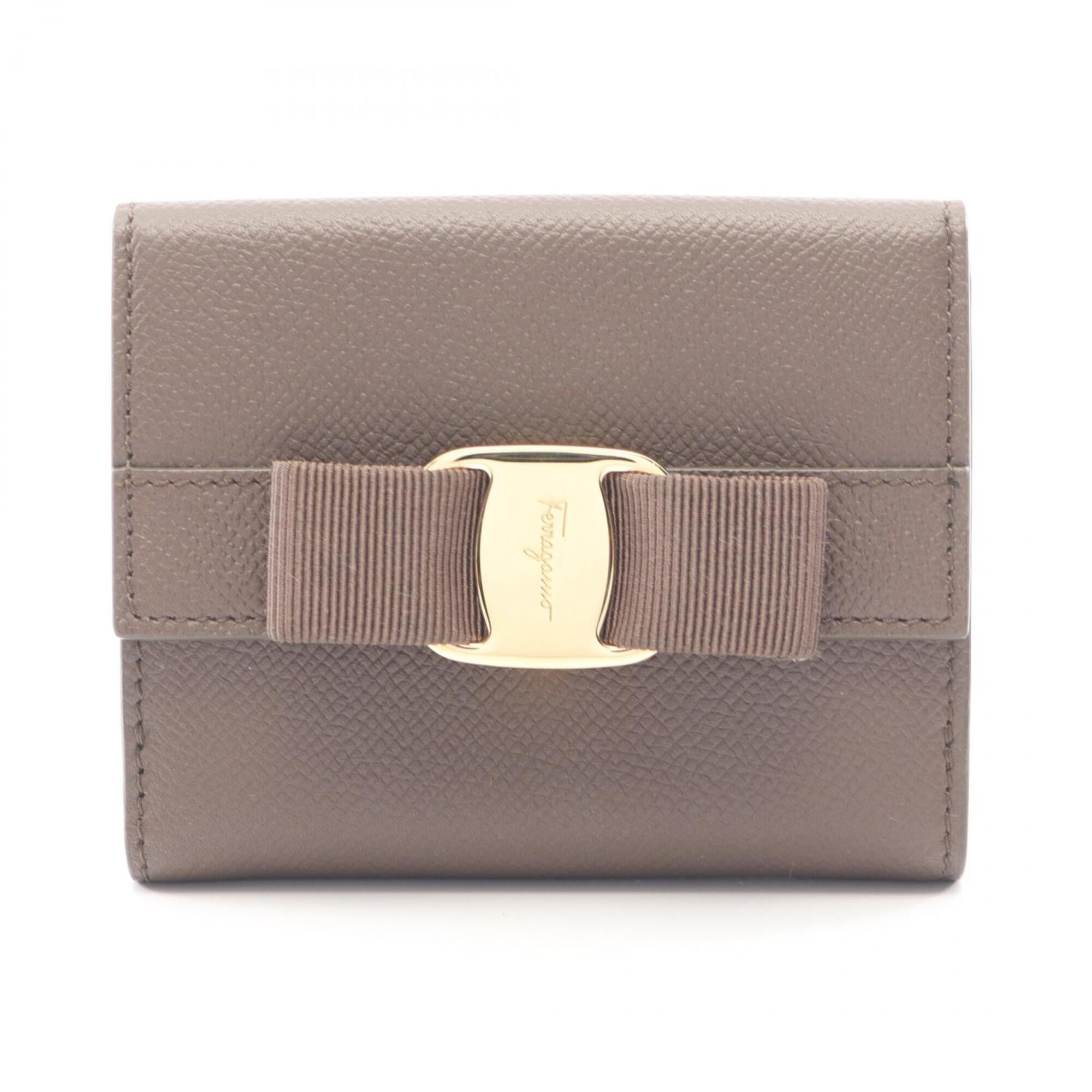 Salvatore Ferragamo Beige Leather Wallet (Bi-Fold) (Pre-Owned)