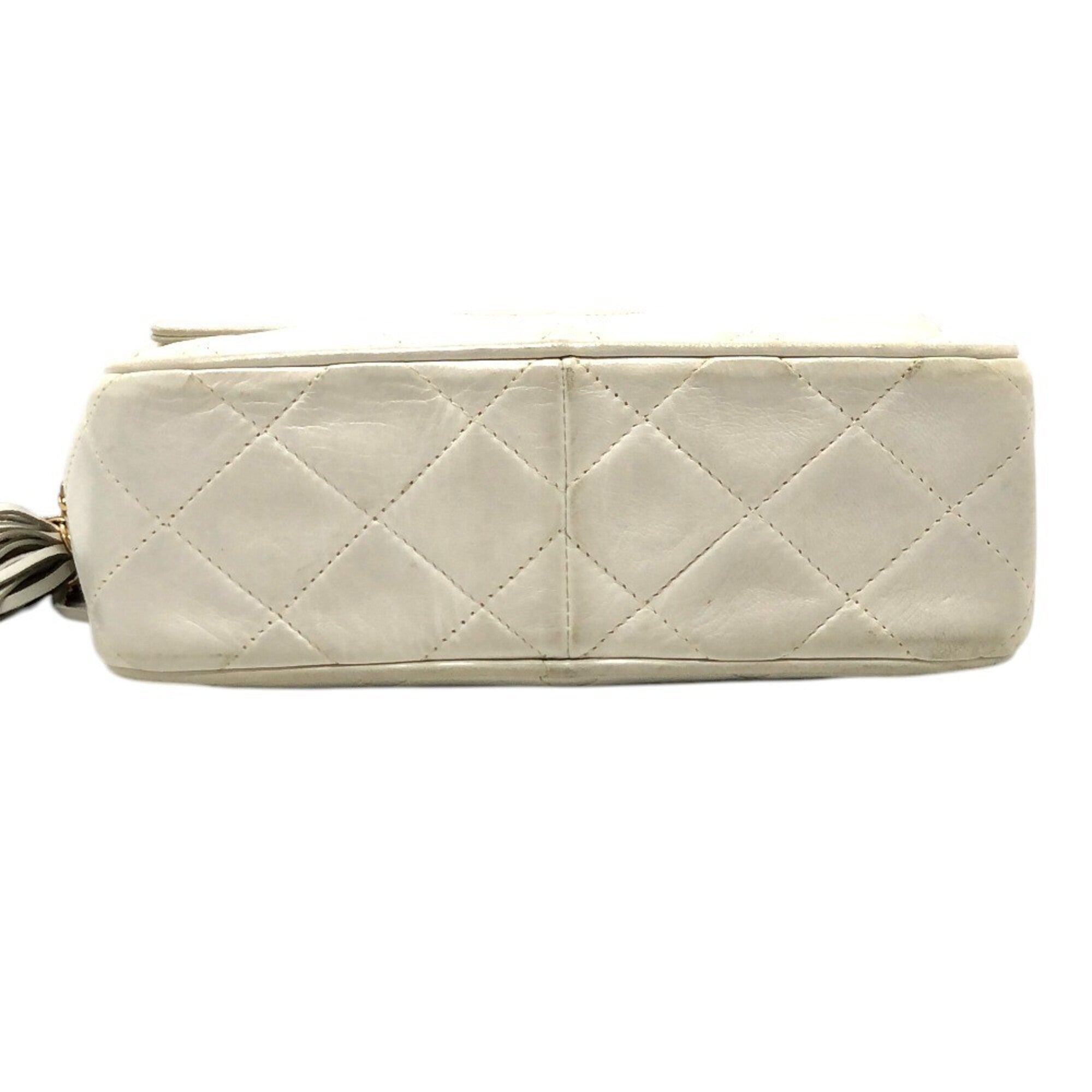 Chanel White Leather Pochette Shoulder Bag (Pre-Owned)