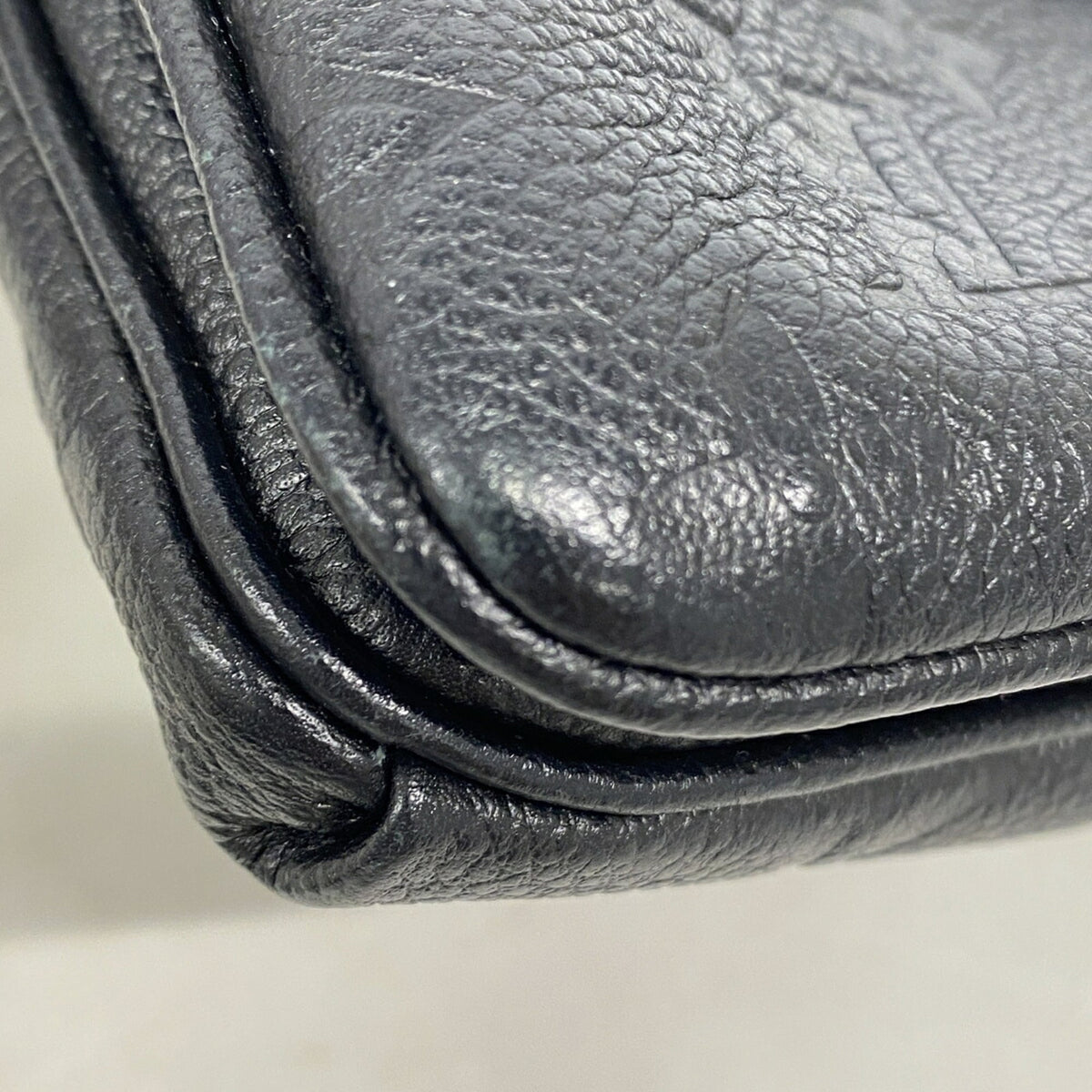 Louis Vuitton Noir Shoulder Bag (Pre-Owned)