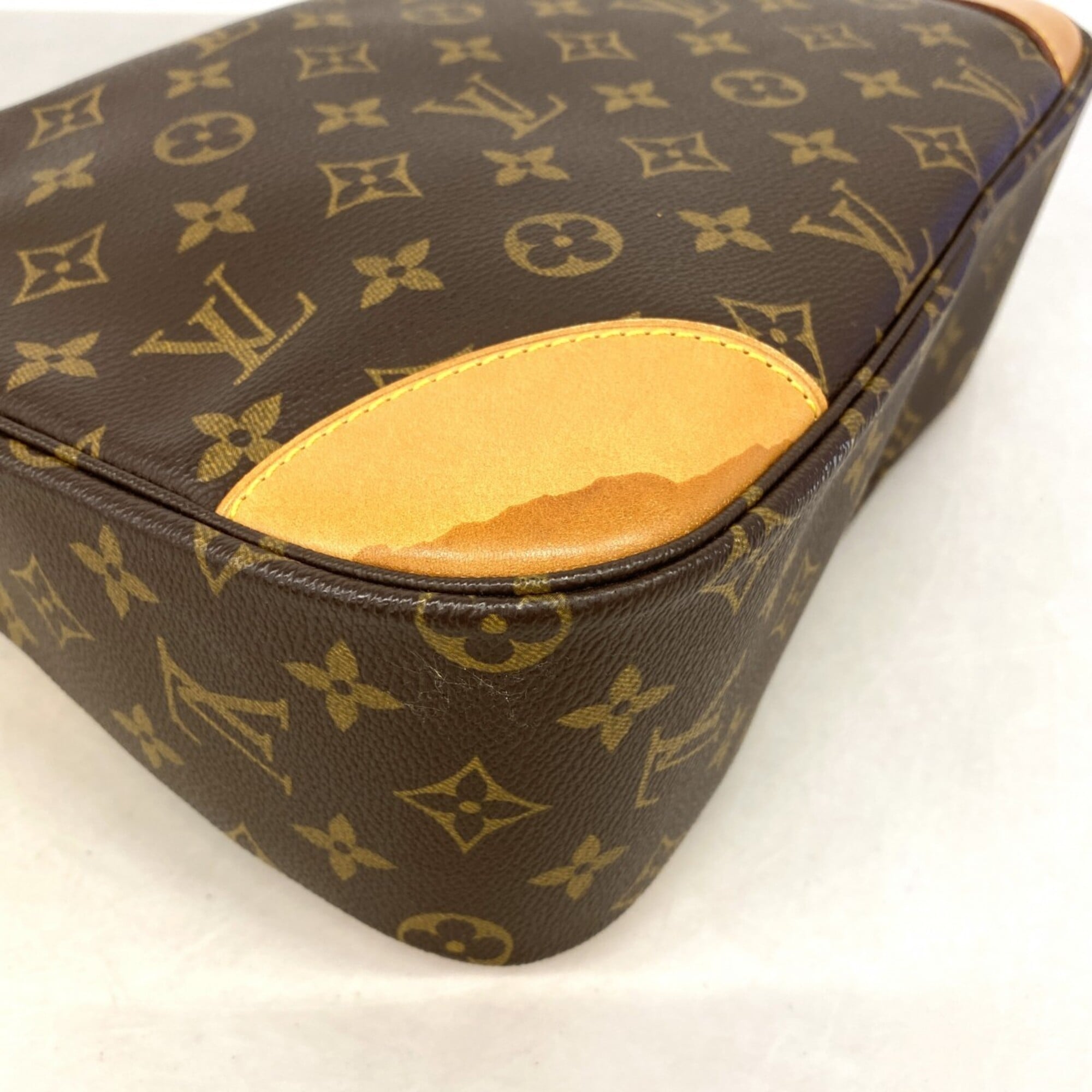 Louis Vuitton Brown Shoulder Bag (Pre-Owned)