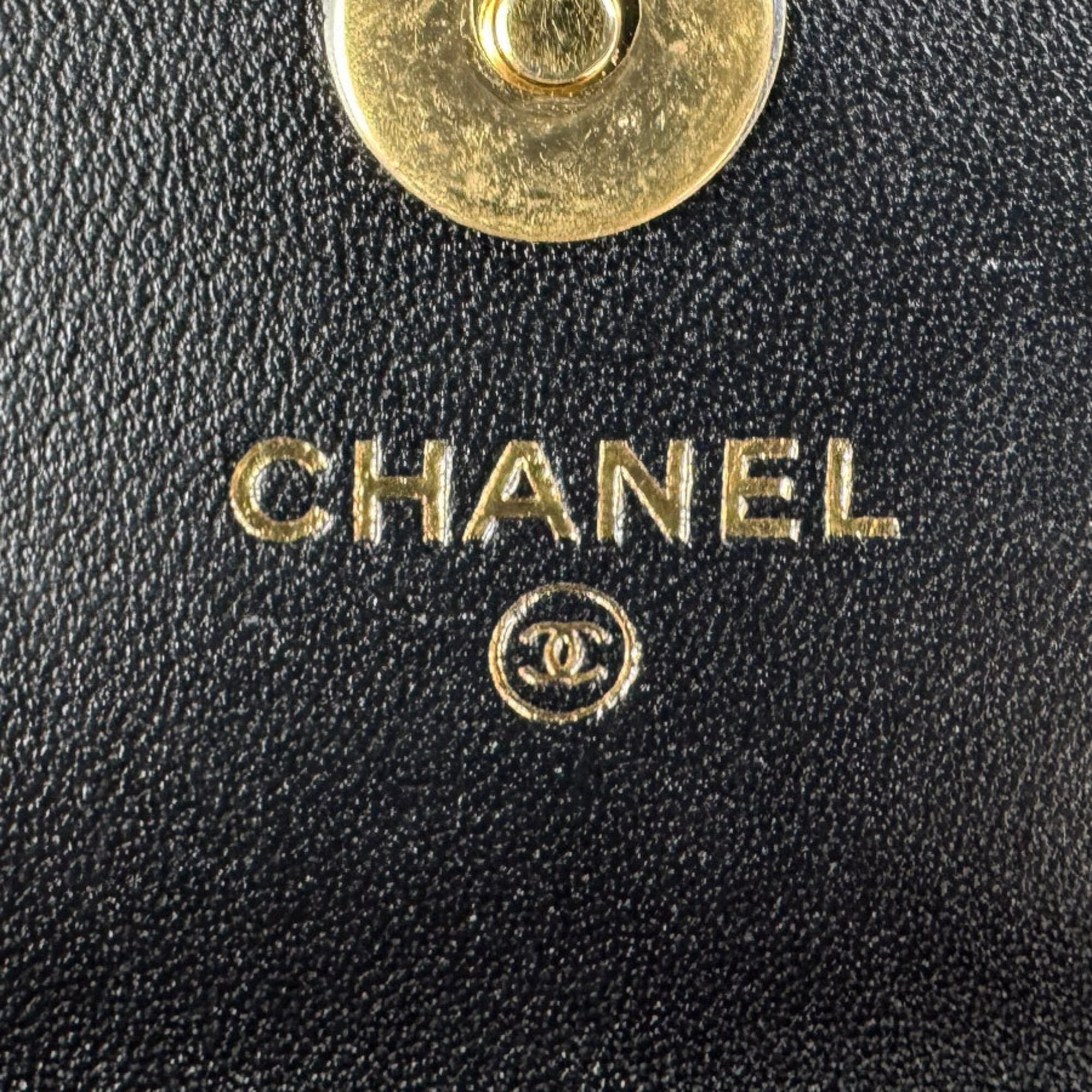 Chanel Black Leather Pochette (Pre-Owned)
