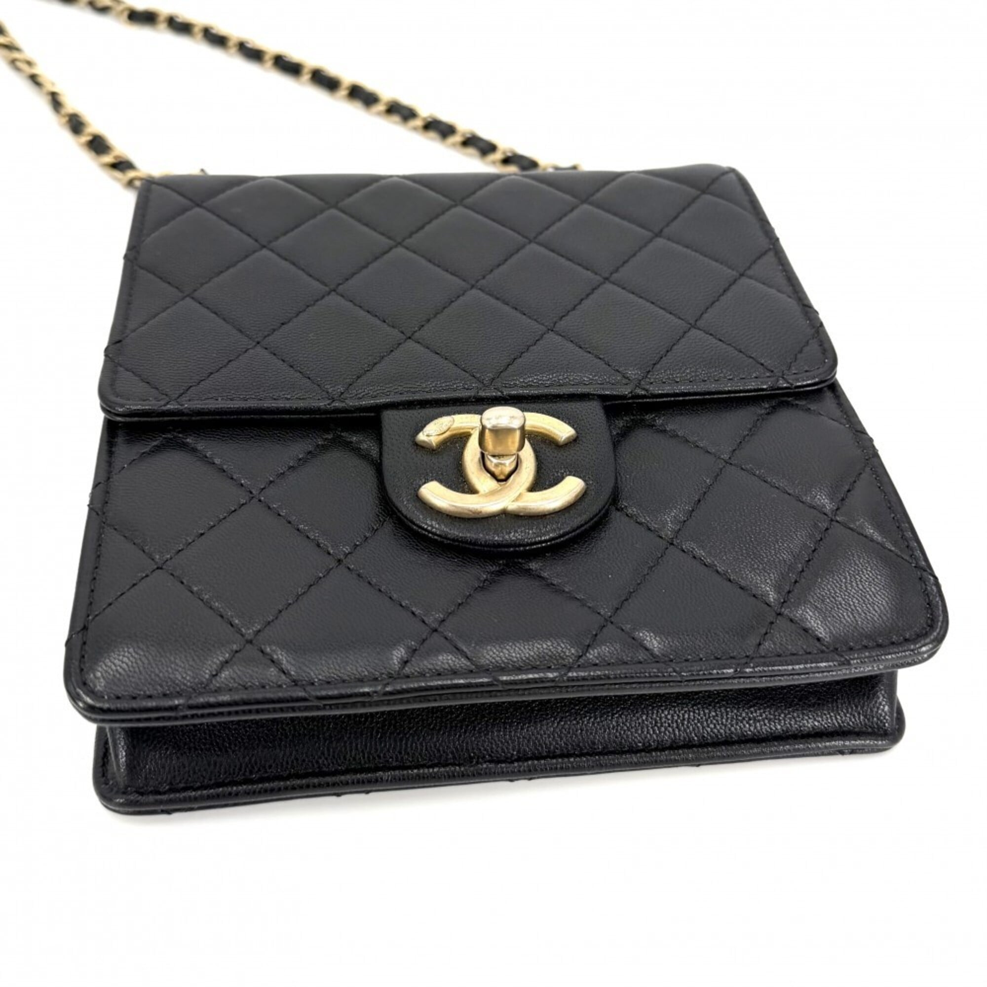 Chanel Matelasse Black Leather Shoulder Bag (Pre-Owned)