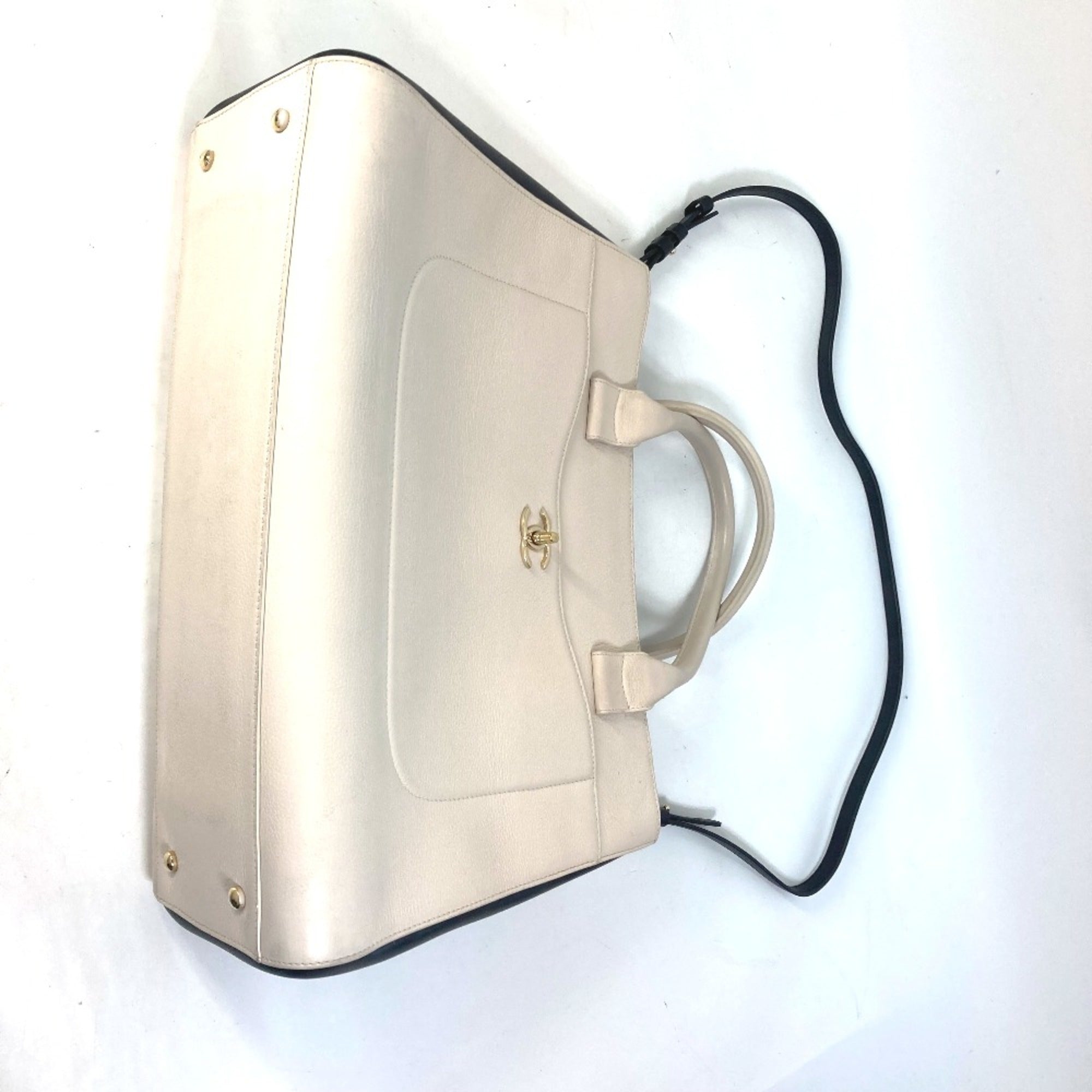 Chanel Beige Leather Handbag (Pre-Owned)