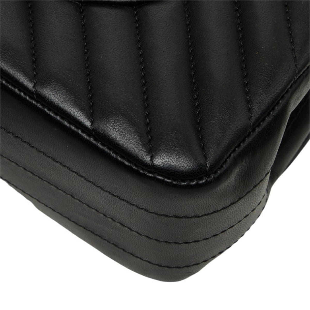 Chanel Black Leather Shoulder Bag (Pre-Owned)